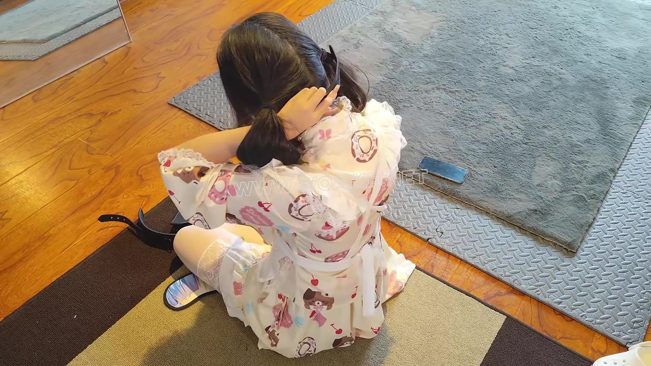 小羊妹妹的单人玩具体验，06年刚满18岁的小妹妹 高强度郊狼电击 铁链吊缚 丝袜塞嘴 预览图