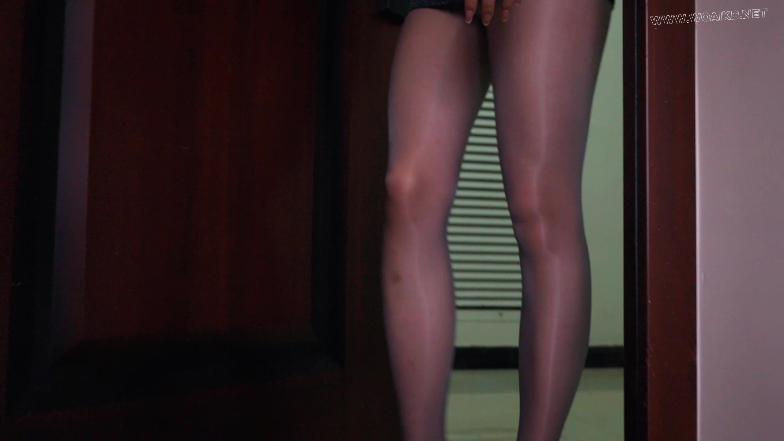 《潜入美女家的大叔》高冷美女欲求不满，在家玩自缚，丝袜堵嘴，丝袜绑美腿，股绳+… 封面图