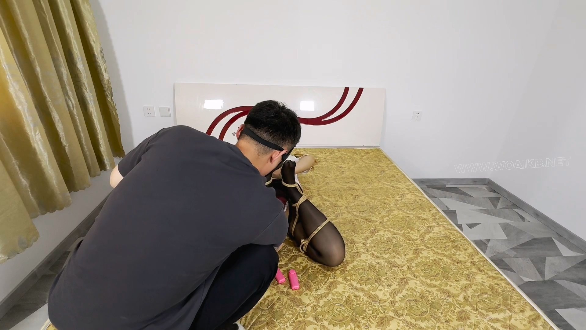 长腿黑丝大胸女经理 被尾随迷晕 丝袜堵嘴 驷马捆绑 分腿M腿 虐足 双蛋蛋强高 暴力R胸 预览图