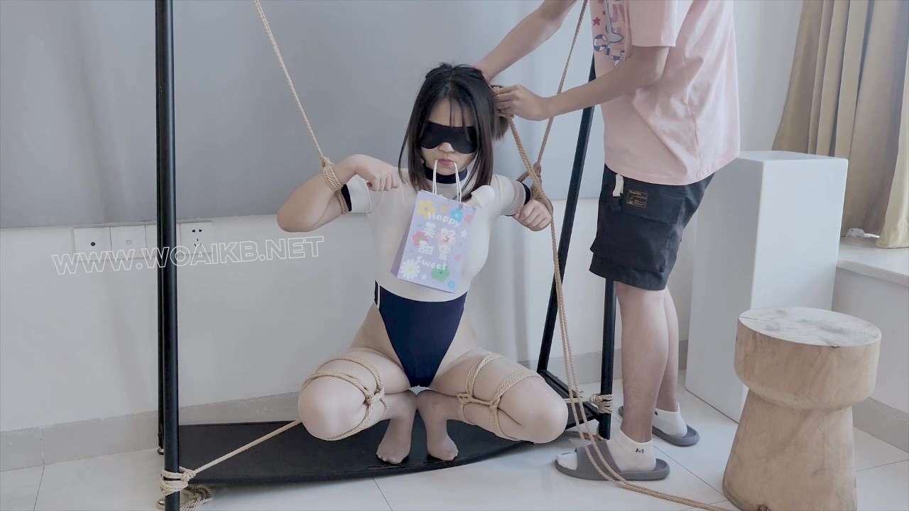 海砂-体操服肉丝少女的母狗柔韧性训练，极限一字马单腿吊放置羞辱 预览图