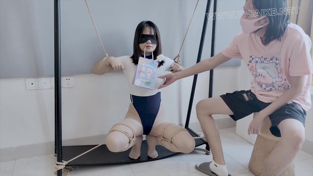海砂-体操服肉丝少女的母狗柔韧性训练，极限一字马单腿吊放置羞辱 预览图