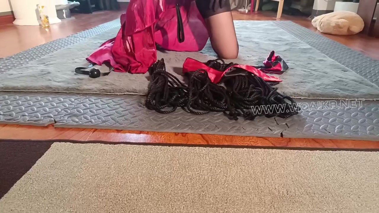 侑子姐姐的单人小狗调教，在外高冷御姐美女 背地里是大反差小狗 丝袜塞嘴 胶带贴眼 预览图