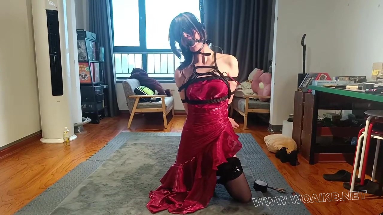 侑子姐姐的单人小狗调教，在外高冷御姐美女 背地里是大反差小狗 丝袜塞嘴 胶带贴眼 预览图