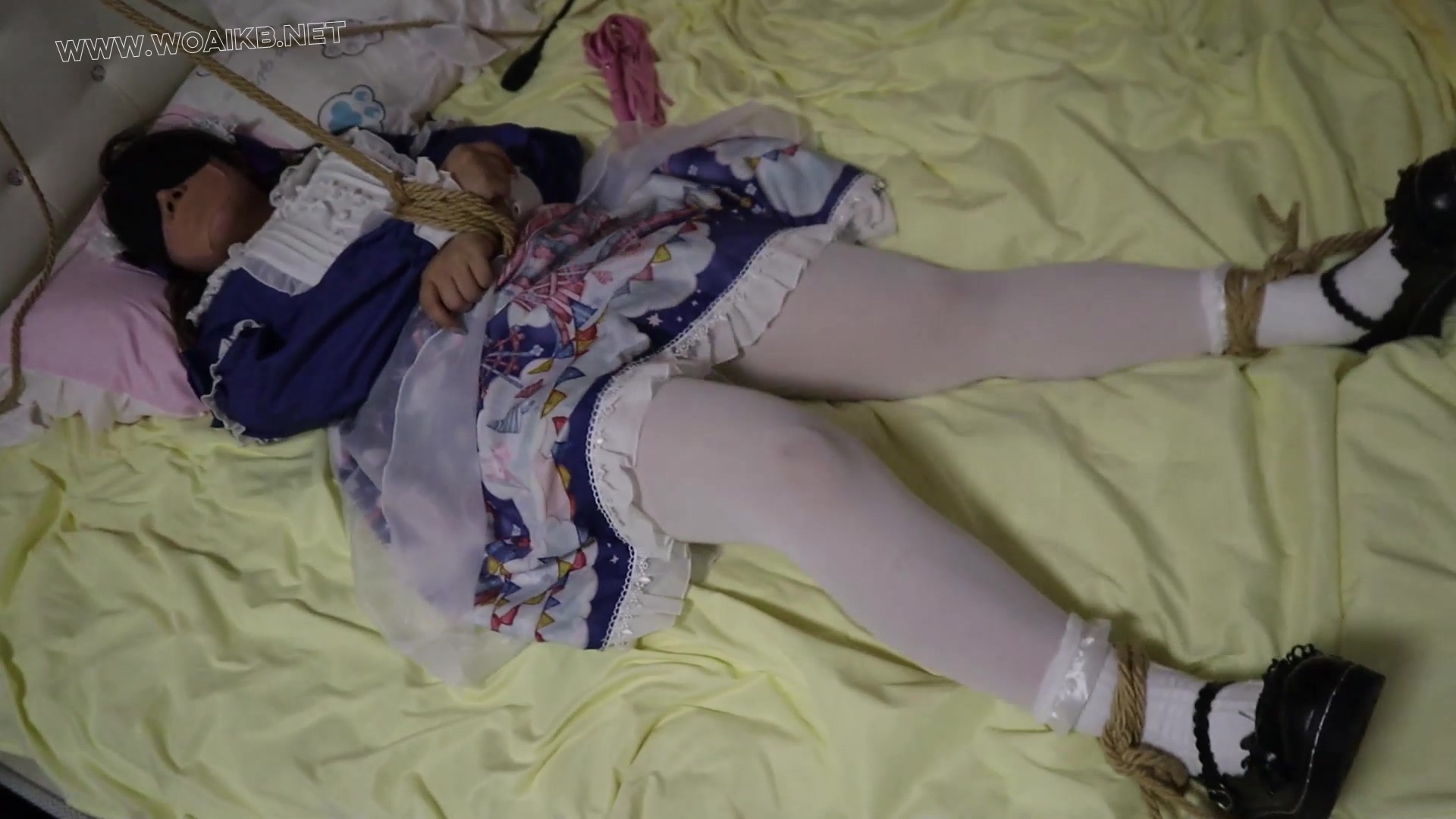 洛丽塔让璐堇吮吸过手指之后，脚就让其他女孩子享受吧，这个任务洛丽塔vivi抢着报… 封面图