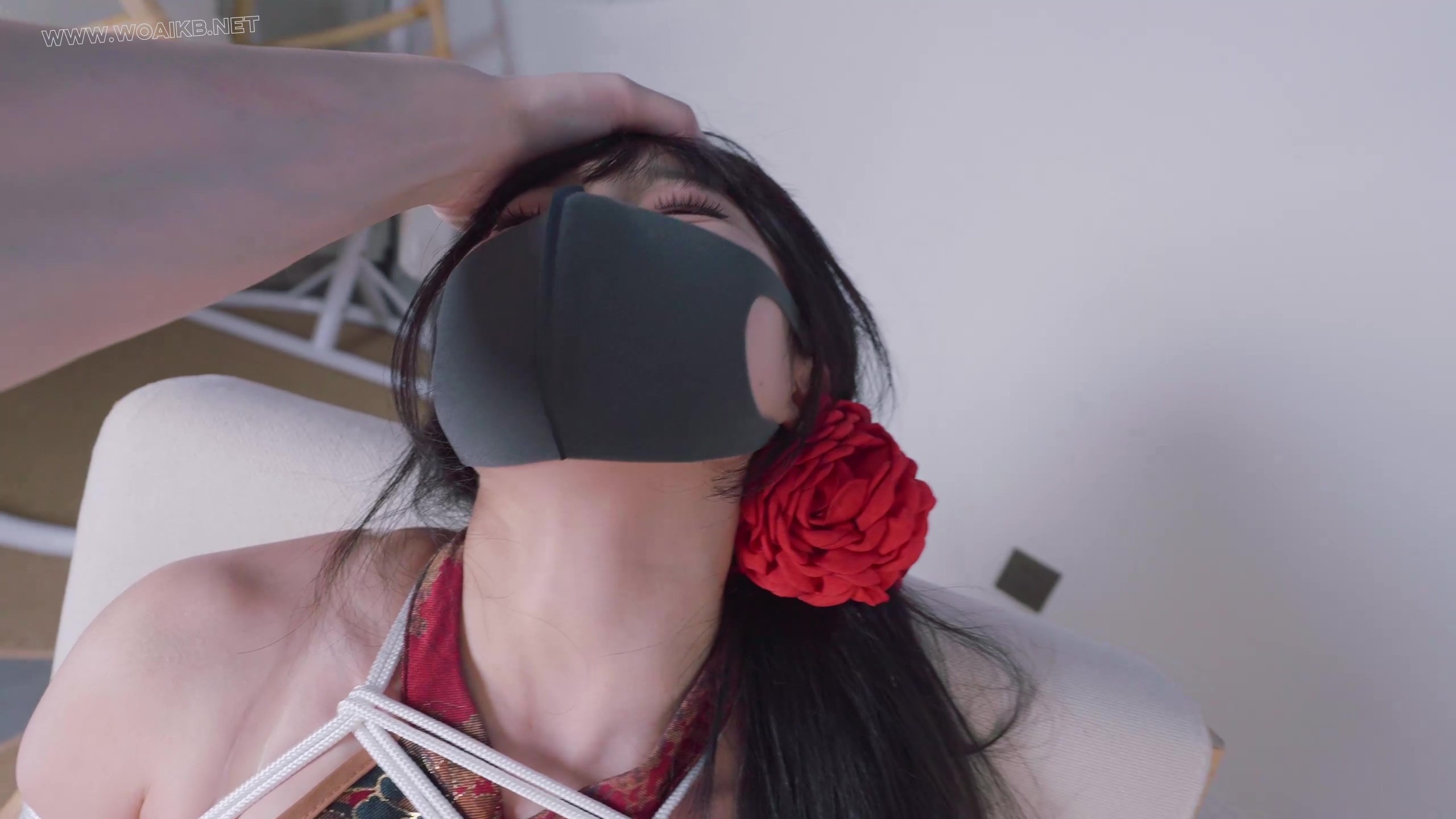 《欠债人妻》上篇 妩媚人妻欠债只能用肉体偿还，还被一杯水直接泼到胸里，被迫签下 预览图