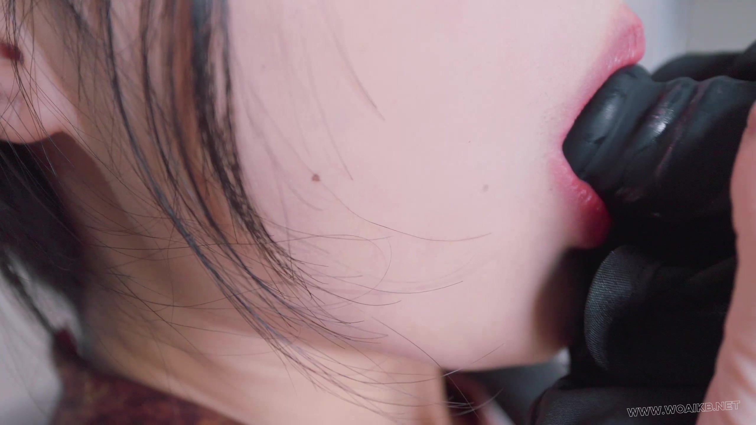 《欠债人妻》上篇 妩媚人妻欠债只能用肉体偿还，还被一杯水直接泼到胸里，被迫签下 预览图