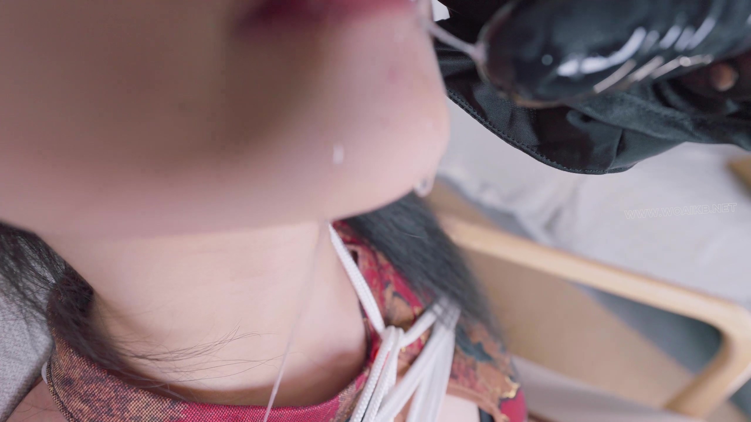 《欠债人妻》上篇 妩媚人妻欠债只能用肉体偿还，还被一杯水直接泼到胸里，被迫签下 预览图
