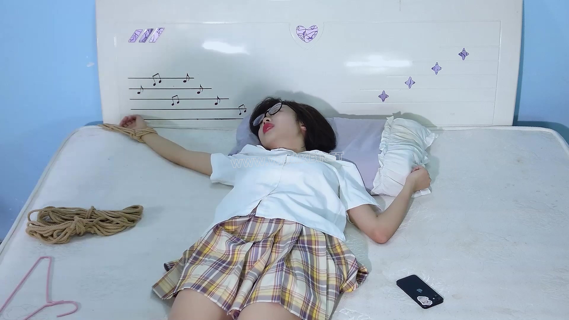 《叛逆的小妹》暑假已经过去半个月叛逆的小妹缨子依旧天天玩手机不看书写作业！姐 预览图