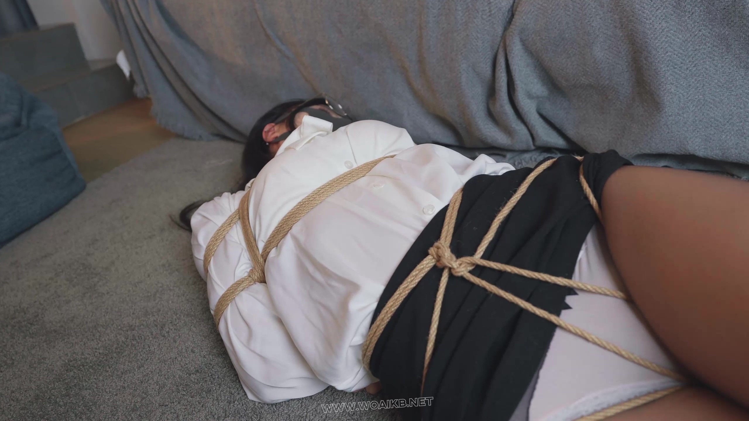 《OL性感女白领下班被司机尾随入室强制绑架》下班随意拦的一辆车，竟成了女白领的 预览图