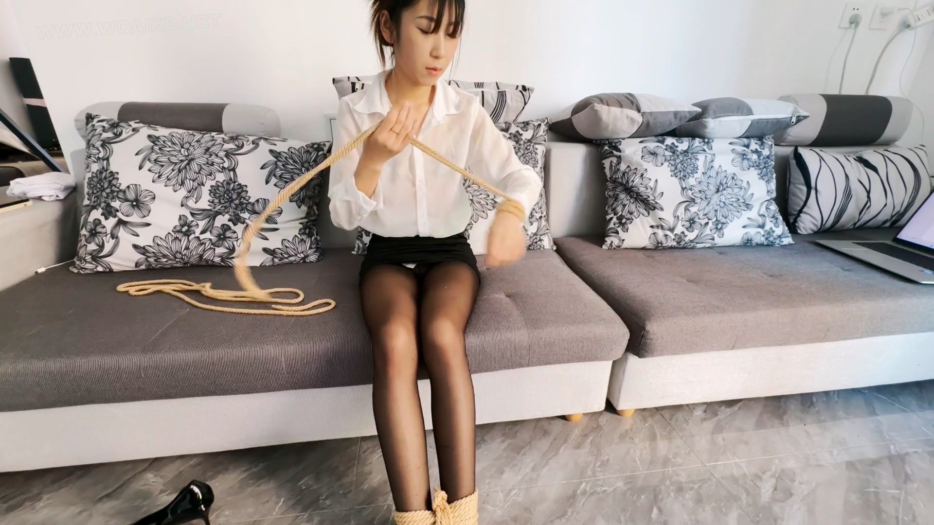 黑丝小月老师的秘密被发现 真空自缚 前后驷马 花样股绳 堵嘴R胸凌辱 预览图