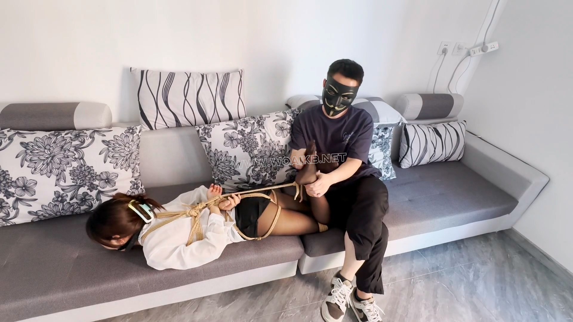 黑丝小月老师的秘密被发现 真空自缚 前后驷马 花样股绳 堵嘴R胸凌辱 预览图