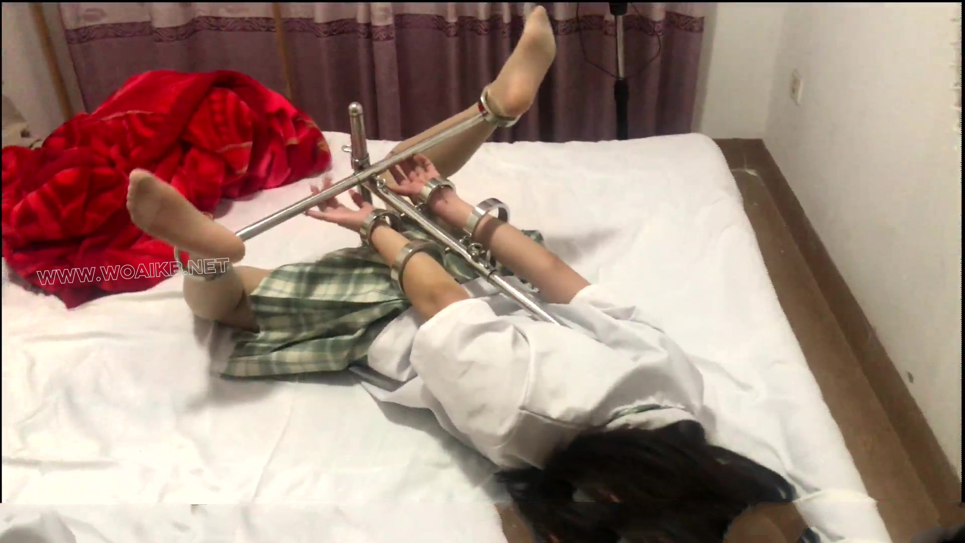 【荷露】JK学生妹 驷马铐起来TK挠痒痒玩丝袜JIO 老色P还想摸胸 急得妹妹不停挣扎 预览图