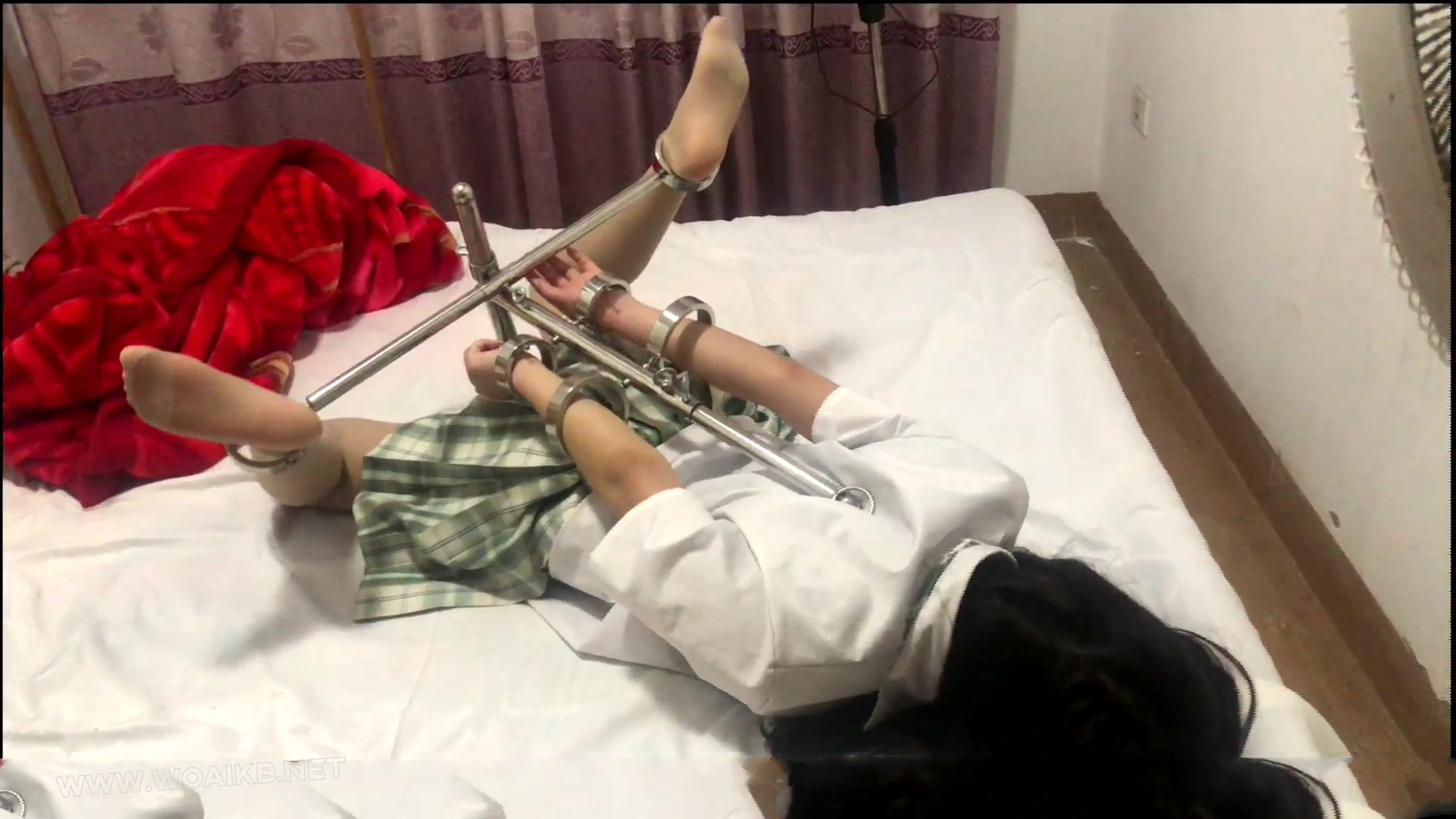 【荷露】JK学生妹 驷马铐起来TK挠痒痒玩丝袜JIO 老色P还想摸胸 急得妹妹不停挣扎 预览图