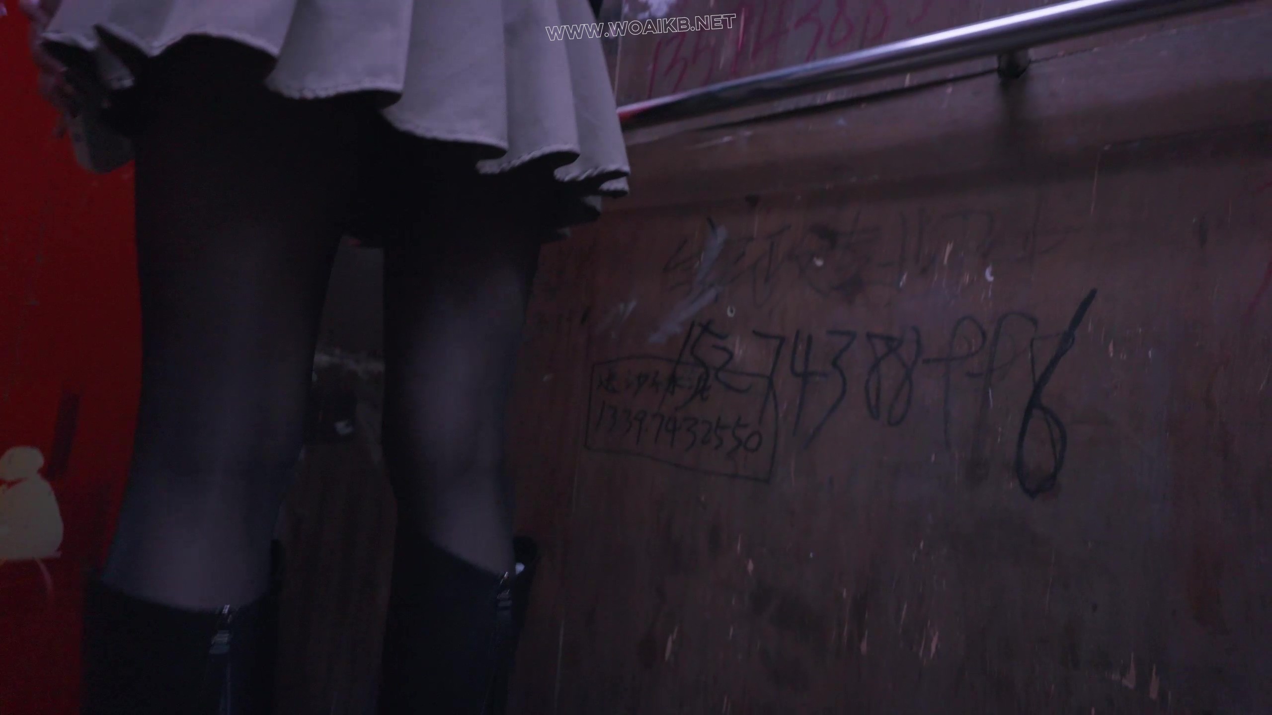 《潜入美女家的大叔Ⅱ》美女回家路上，被大叔尾随，大叔偷偷潜入美女家中，趁机将… 封面图