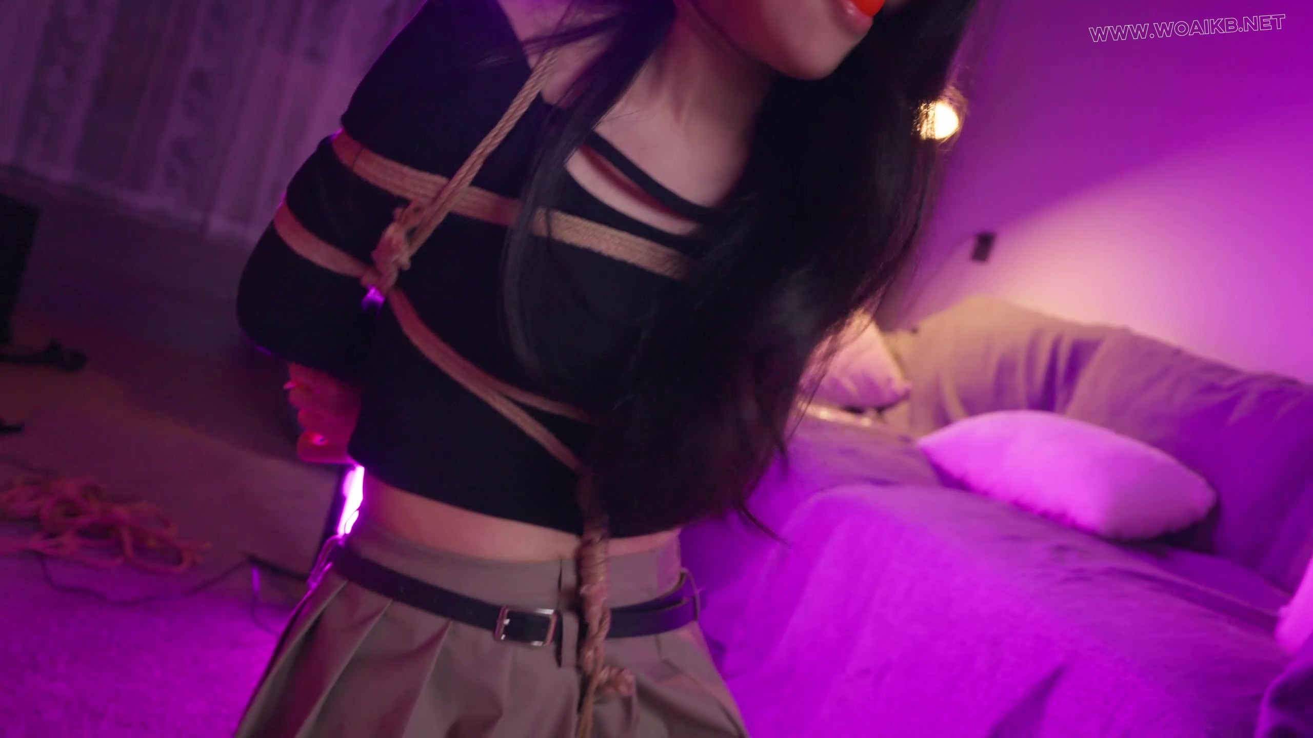 《潜入美女家的大叔Ⅱ》美女回家路上，被大叔尾随，大叔偷偷潜入美女家中，趁机将 预览图