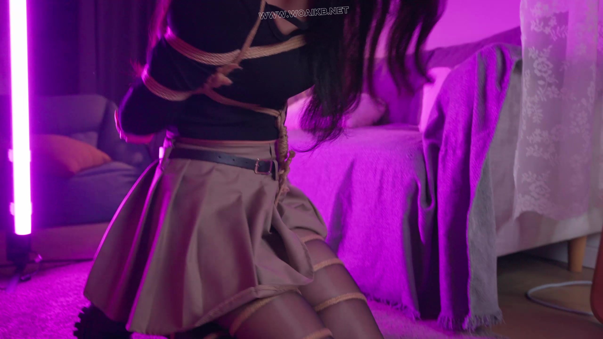 《潜入美女家的大叔Ⅱ》美女回家路上，被大叔尾随，大叔偷偷潜入美女家中，趁机将 预览图