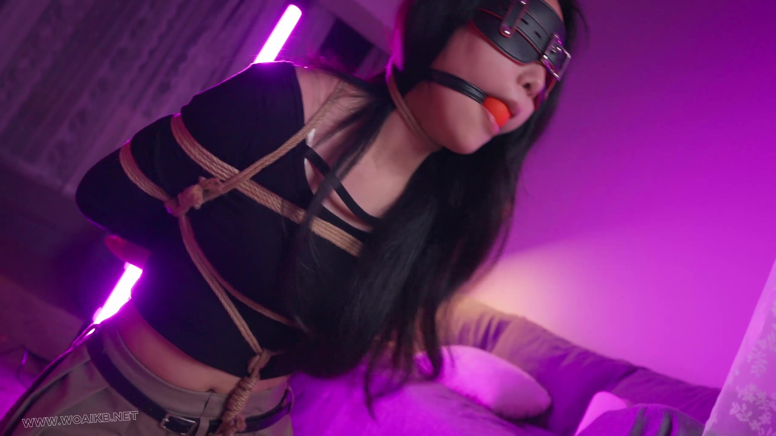 《潜入美女家的大叔Ⅱ》美女回家路上，被大叔尾随，大叔偷偷潜入美女家中，趁机将 预览图