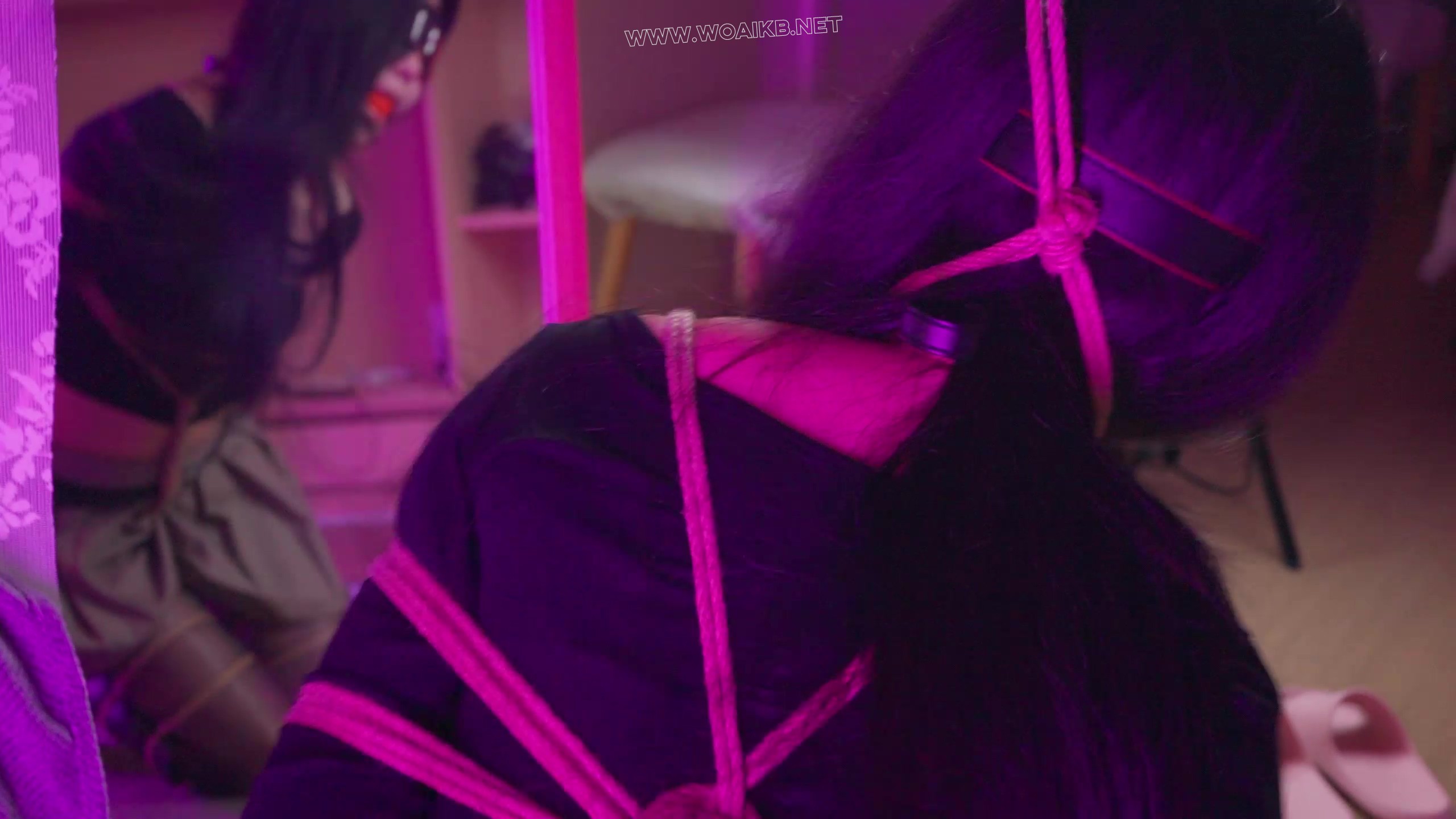 《潜入美女家的大叔Ⅱ》美女回家路上，被大叔尾随，大叔偷偷潜入美女家中，趁机将 预览图