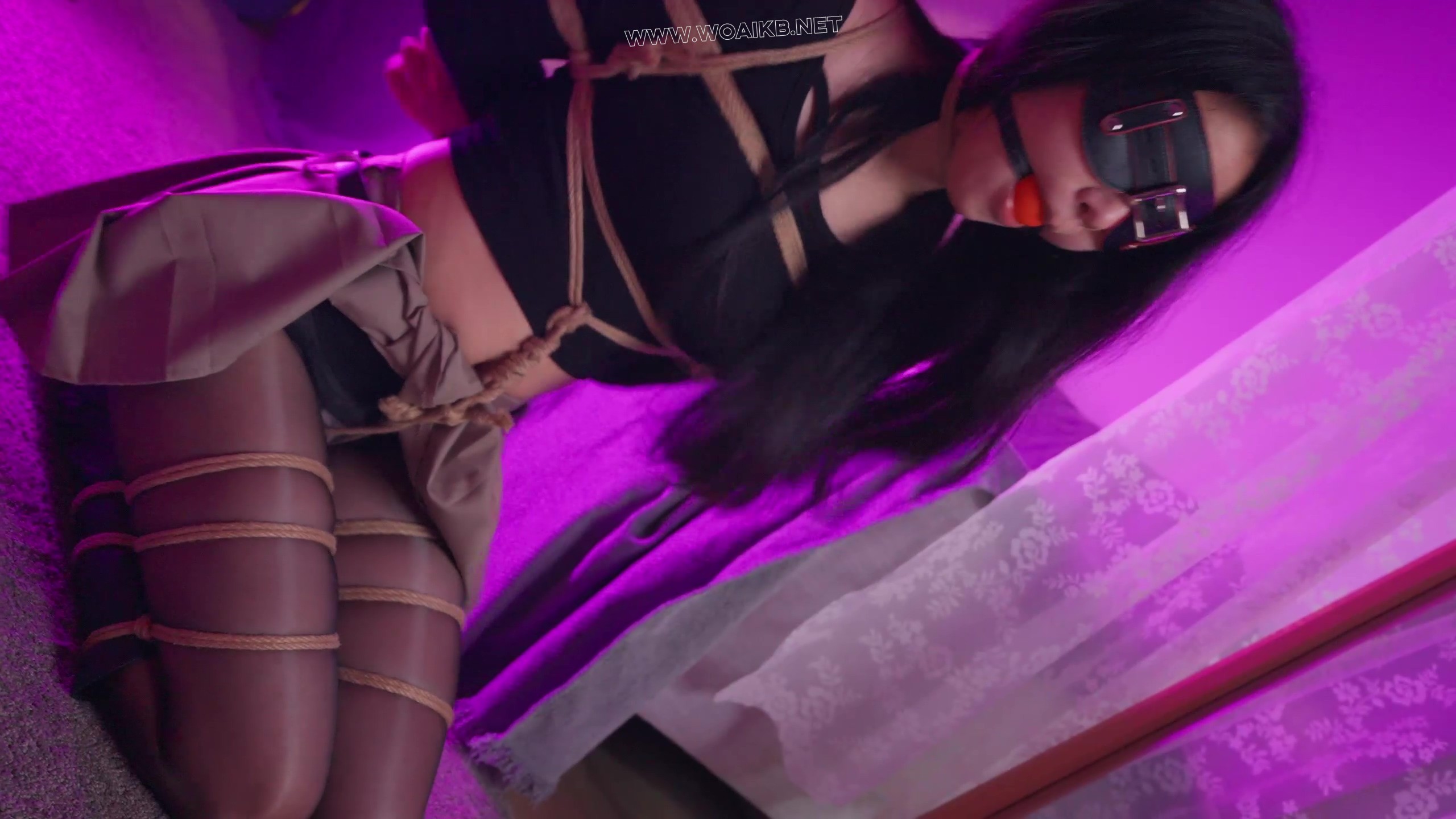 《潜入美女家的大叔Ⅱ》美女回家路上，被大叔尾随，大叔偷偷潜入美女家中，趁机将 预览图
