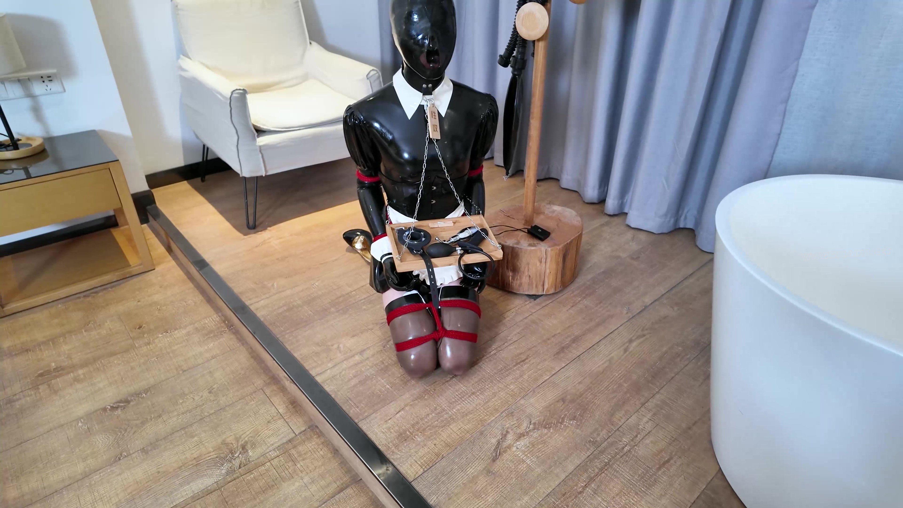《主人的人体家具Ⅱ——会呼吸的托盘摆件》泳帽、膜、呼吸头套、防毒面具、呼吸袋 预览图
