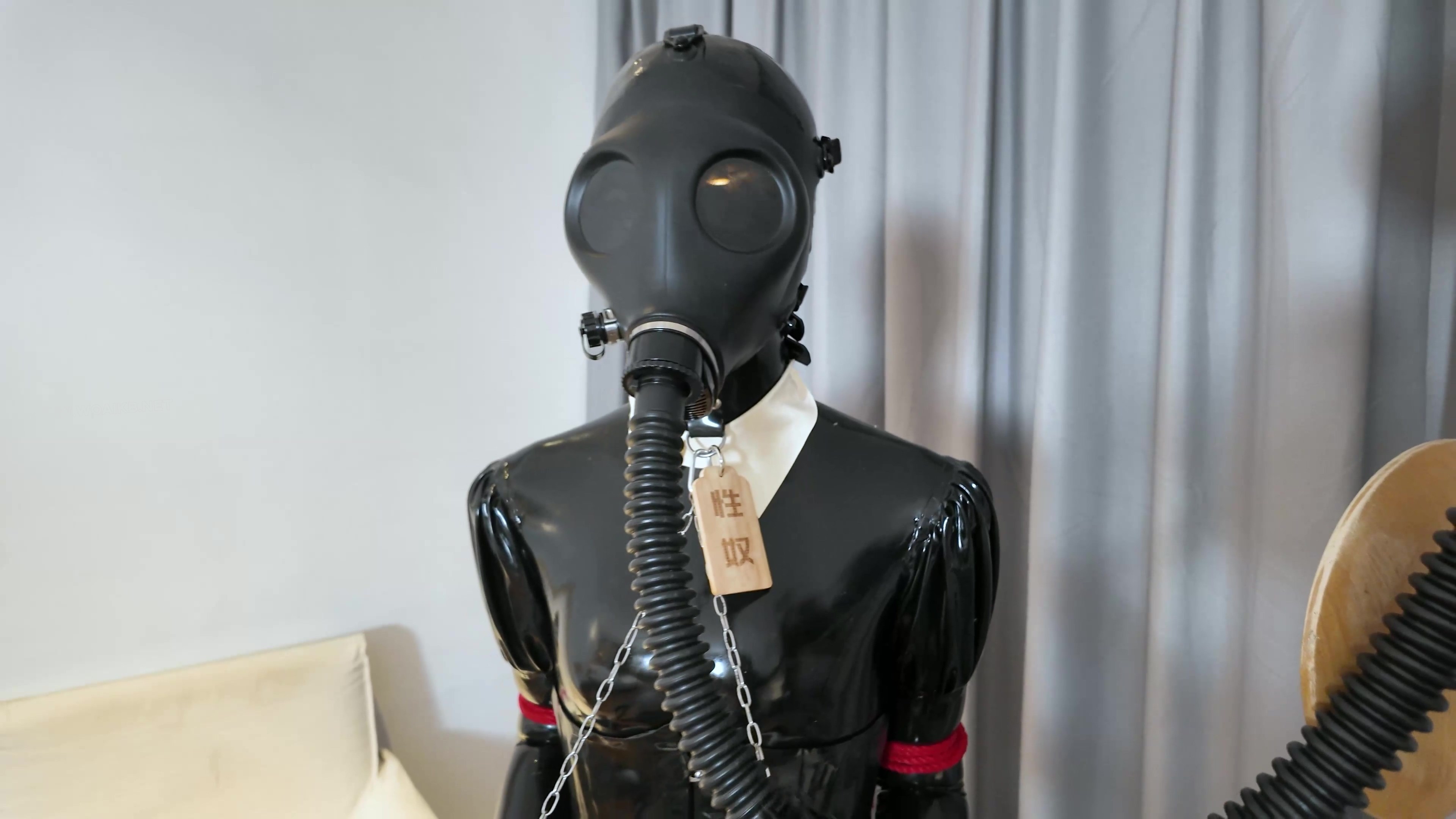 《主人的人体家具Ⅱ——会呼吸的托盘摆件》泳帽、膜、呼吸头套、防毒面具、呼吸袋 预览图