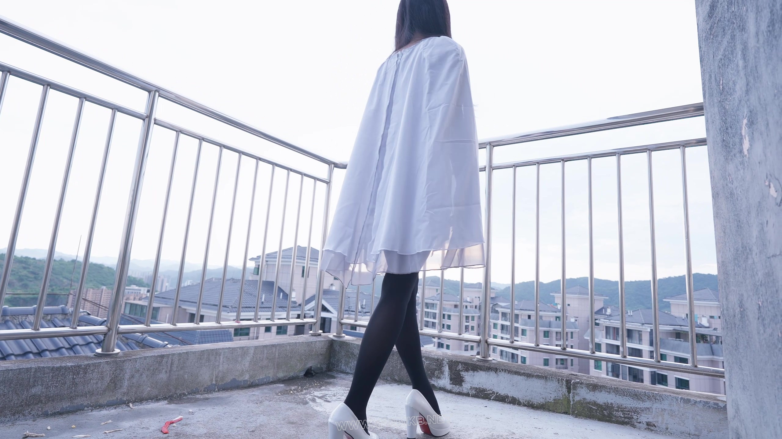 《漫展绑架之假面骑士月读cos》漫展偶遇cos 假面骑士月读的漂亮妹子，捂晕、绑回家 预览图