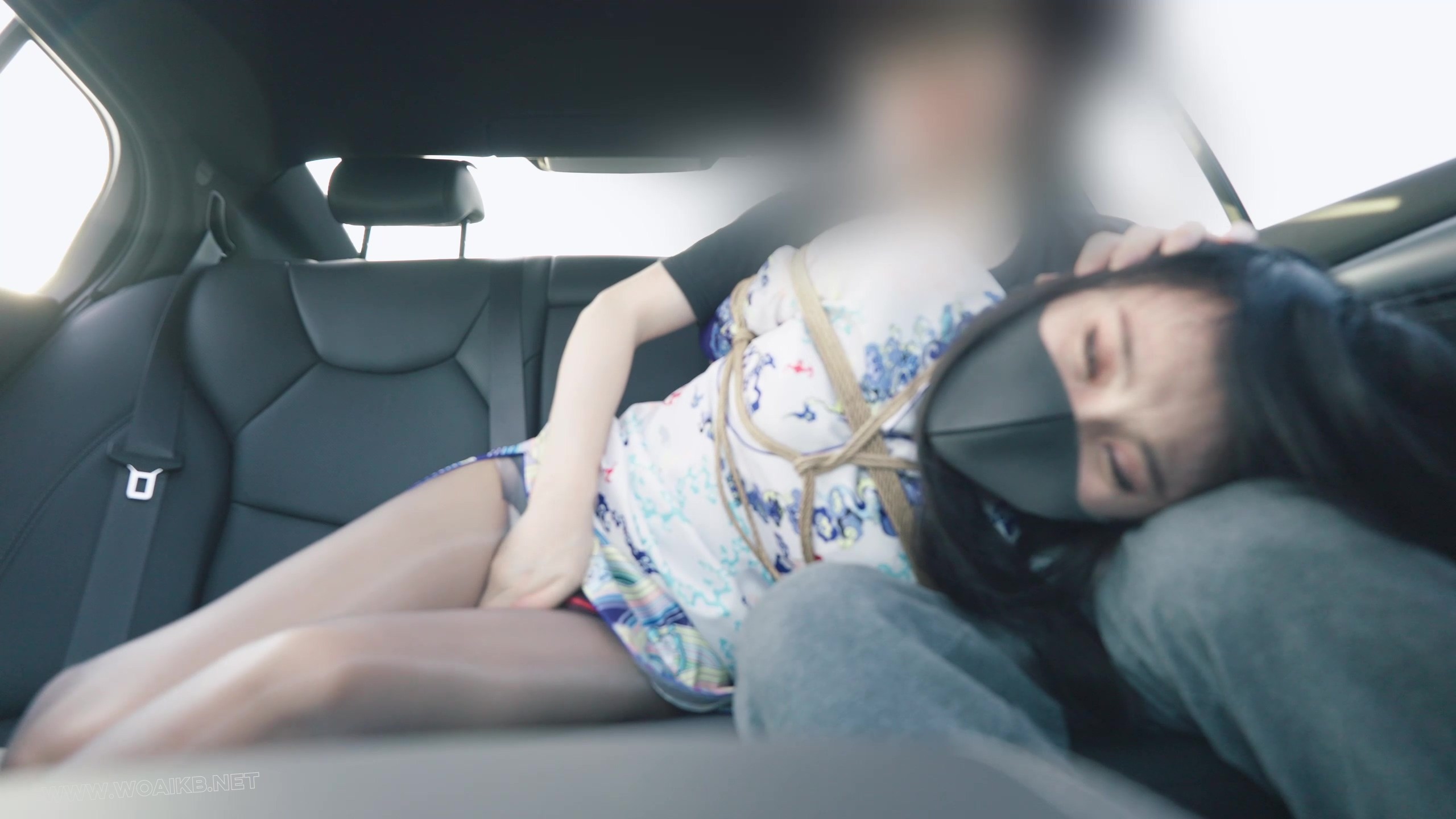 《美女空姐劫持记》骚气空姐被司机绑架野外，放入后座上下一起玩弄，塞入蛋蛋折磨 预览图