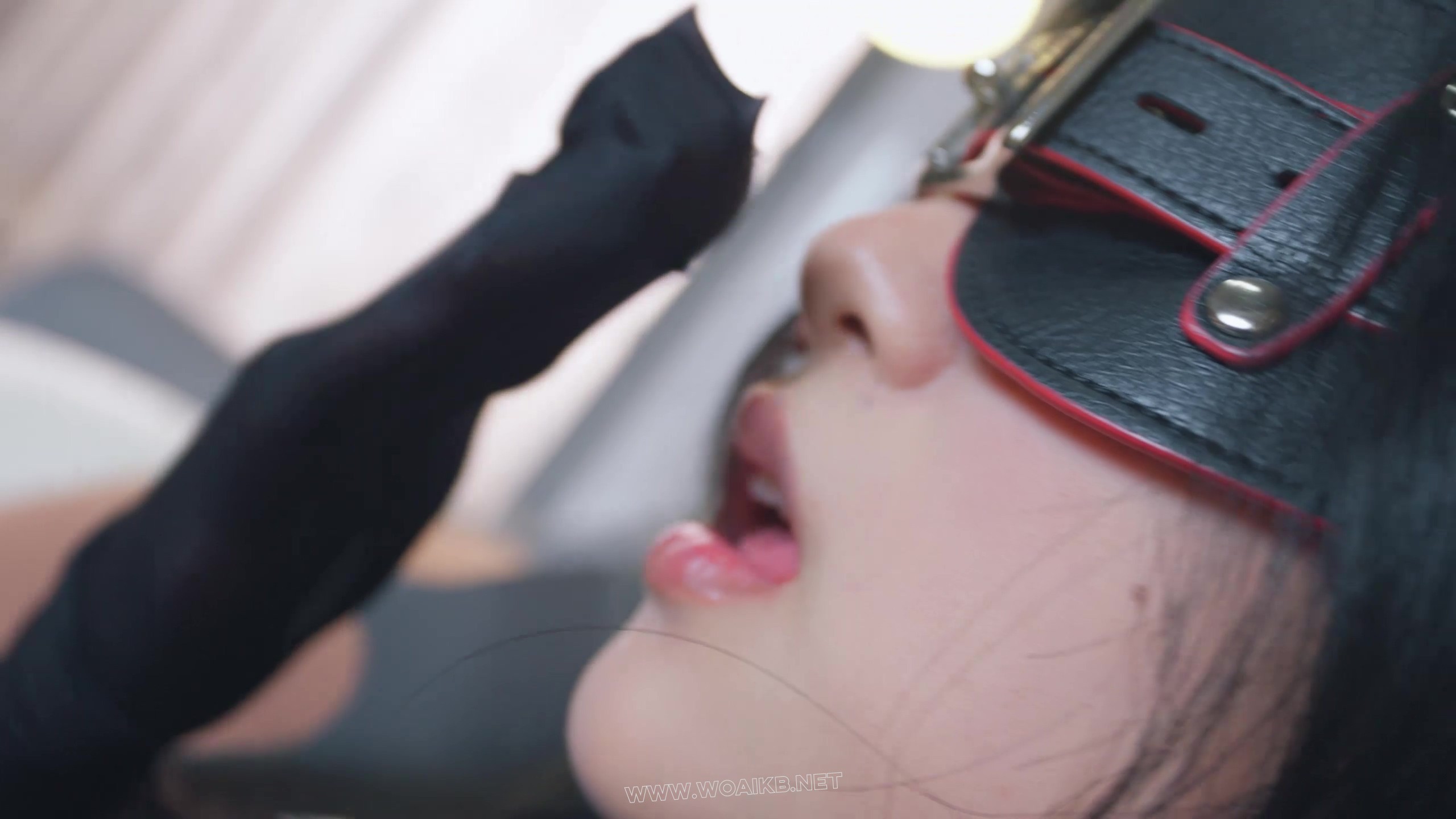 《美女空姐劫持记》骚气空姐被司机绑架野外，放入后座上下一起玩弄，塞入蛋蛋折磨 预览图
