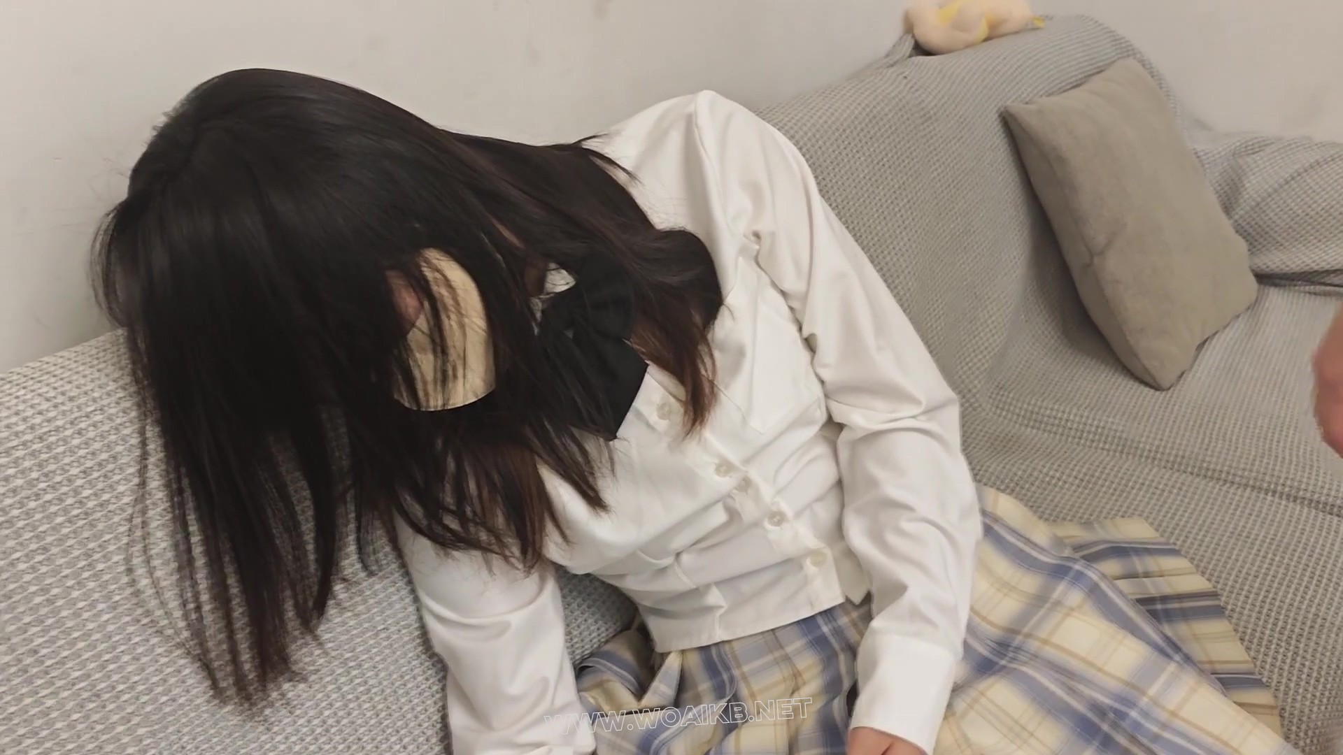 小依第十集：醉酒被猥琐大叔捡尸玩弄的学生妹！震动调教！JK肉丝！分腿椅缚！强制 预览图