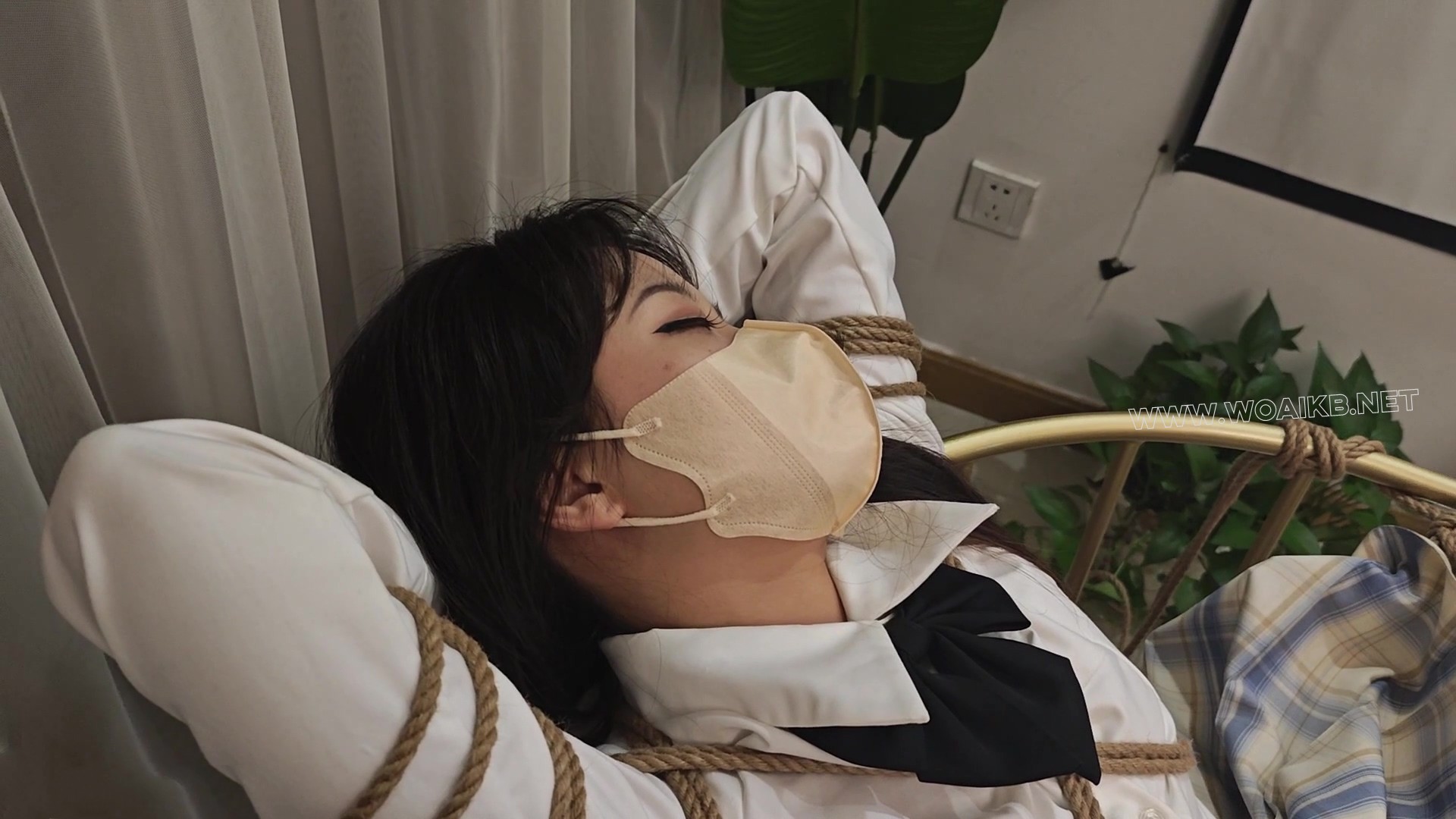 小依第十集：醉酒被猥琐大叔捡尸玩弄的学生妹！震动调教！JK肉丝！分腿椅缚！强制 预览图