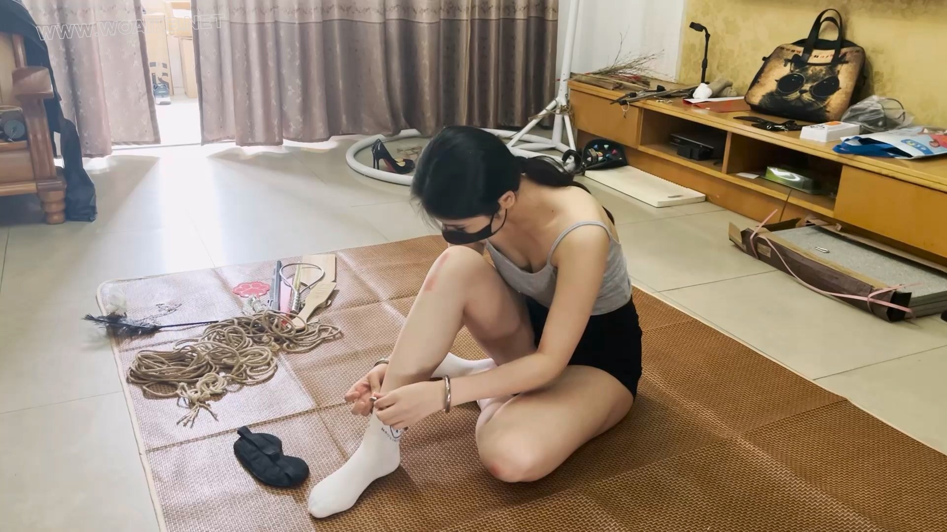超漂亮新m阿然定时锁镣铐自缚被主人发现后加固并调教！镣铐驷马自缚+指拷+挠痒+抽 预览图
