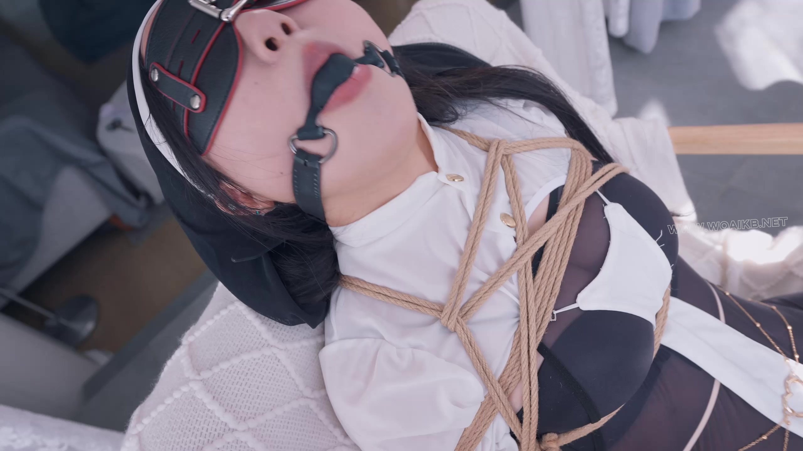 《惩罚堕落修女Ⅲ》抓住一只连体丝袜的美艳修女，固定在椅子上强行戴上假yang口球 预览图