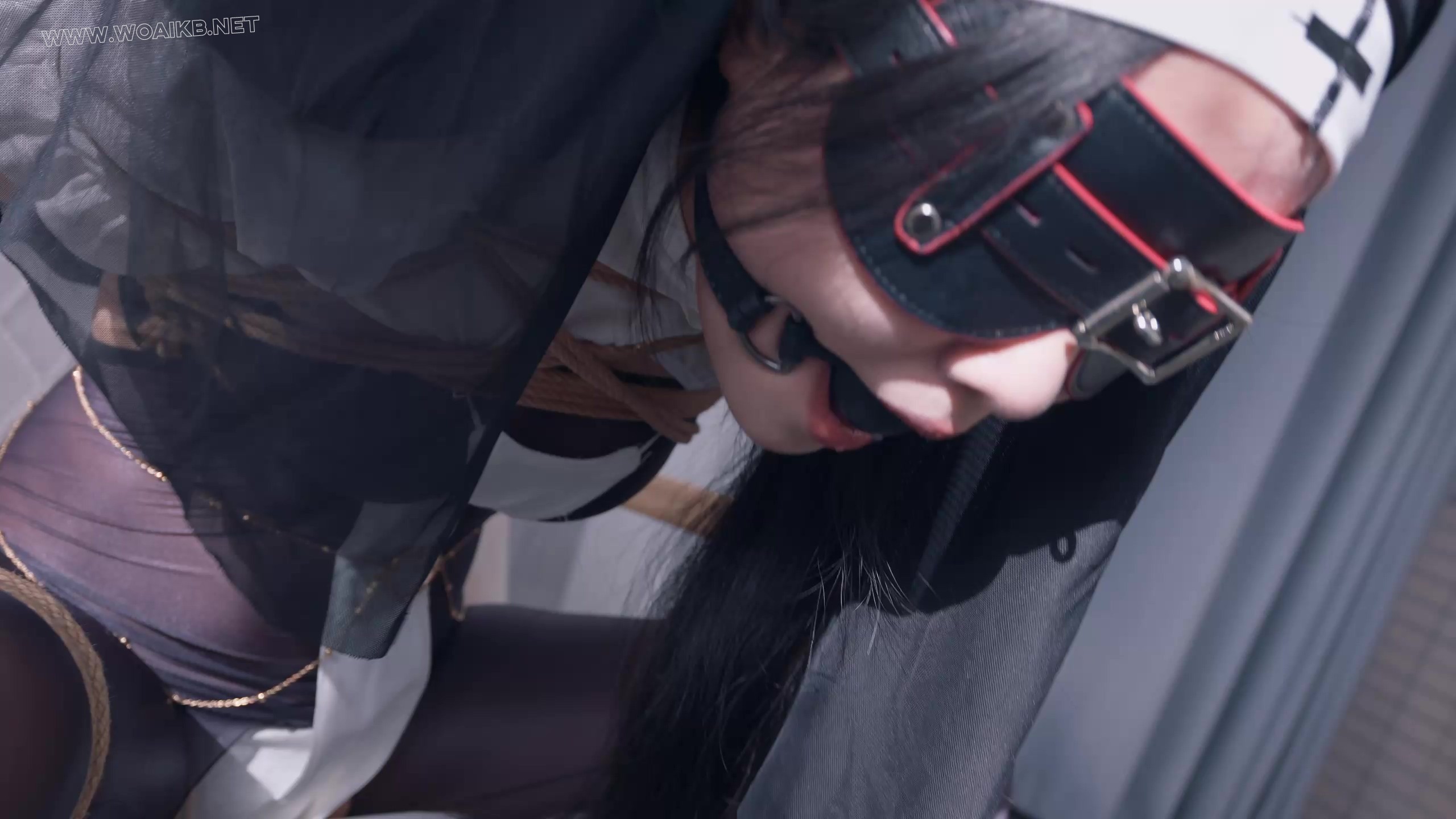 《惩罚堕落修女Ⅲ》抓住一只连体丝袜的美艳修女，固定在椅子上强行戴上假yang口球 预览图