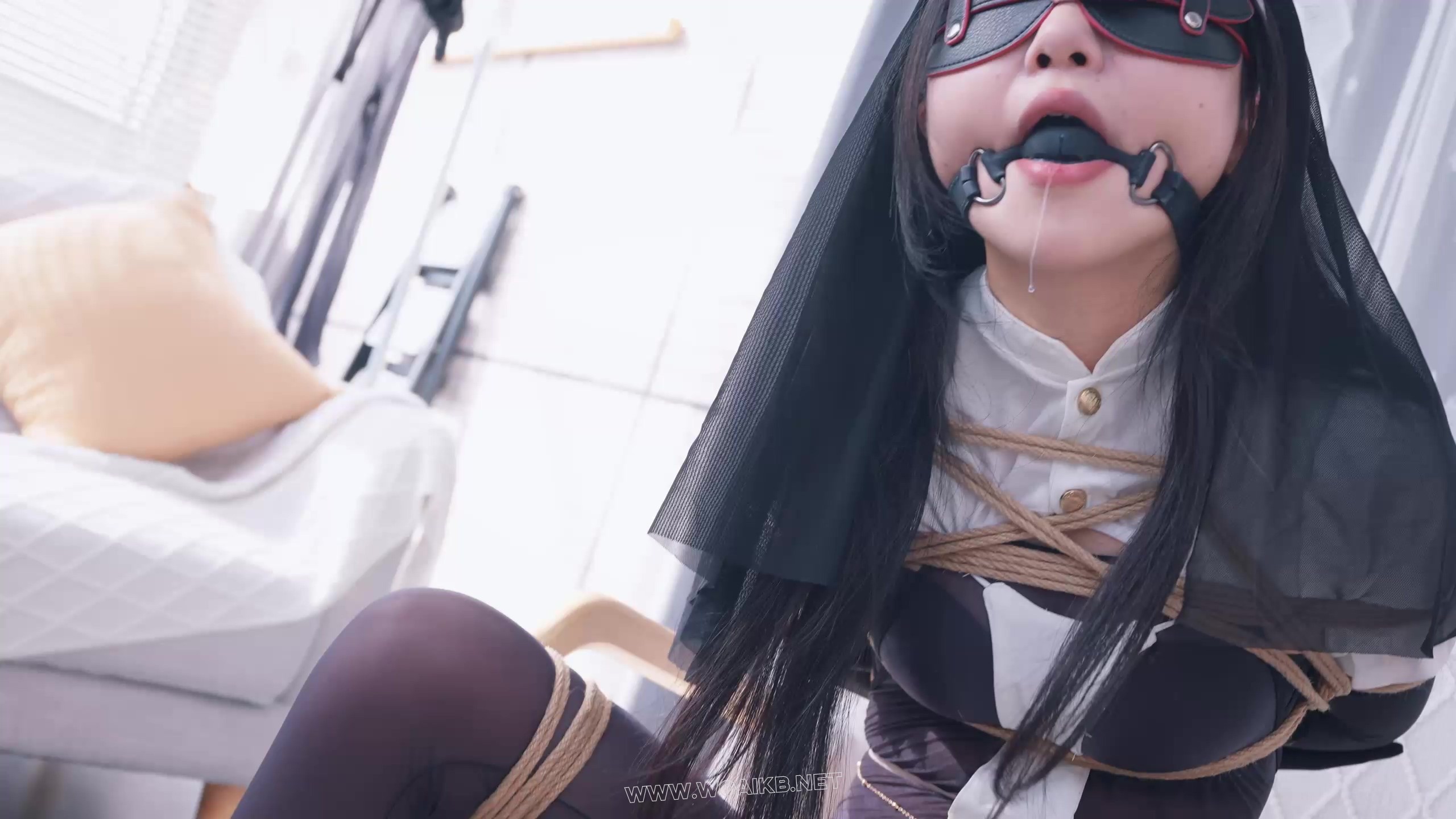 《惩罚堕落修女Ⅲ》抓住一只连体丝袜的美艳修女，固定在椅子上强行戴上假yang口球 预览图
