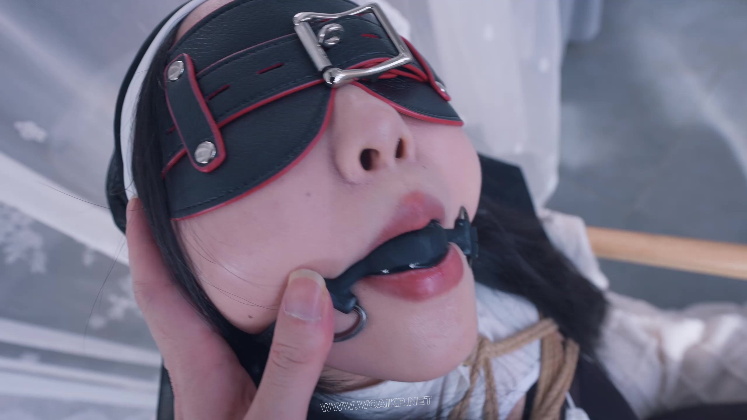 《惩罚堕落修女Ⅲ》抓住一只连体丝袜的美艳修女，固定在椅子上强行戴上假yang口球 预览图