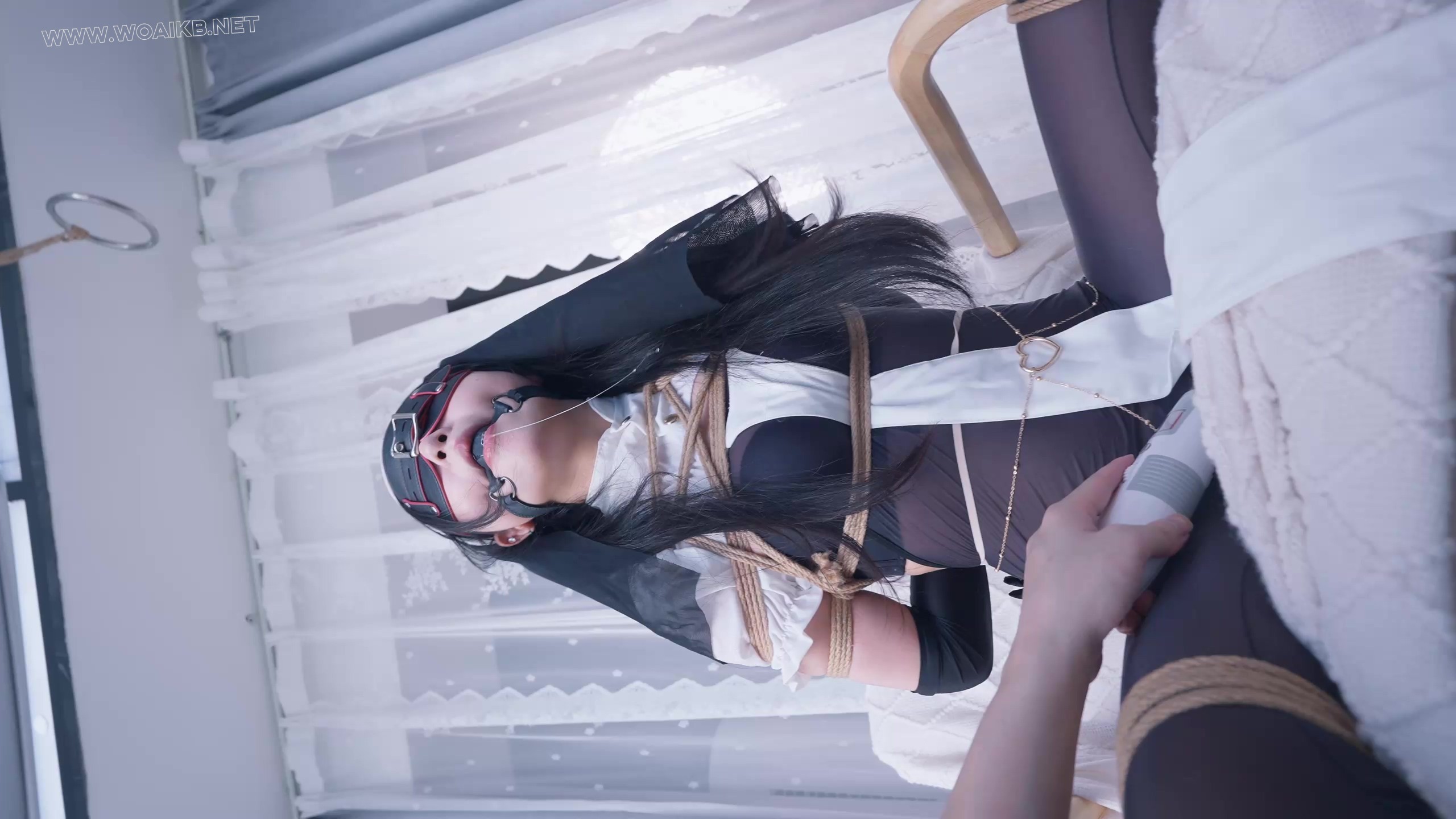 《惩罚堕落修女Ⅲ》抓住一只连体丝袜的美艳修女，固定在椅子上强行戴上假yang口球 预览图