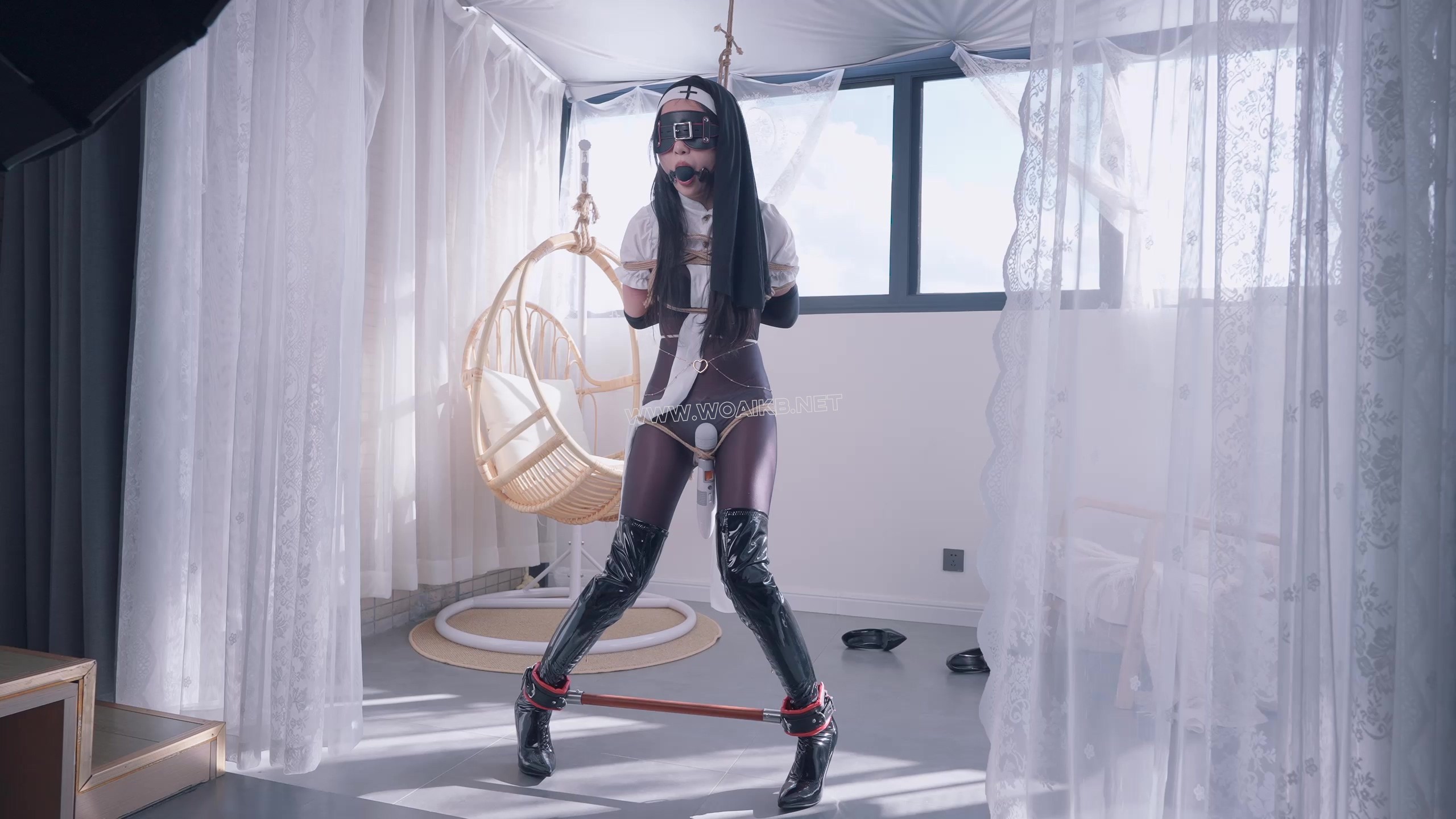 《惩罚堕落修女Ⅲ》抓住一只连体丝袜的美艳修女，固定在椅子上强行戴上假yang口球 预览图