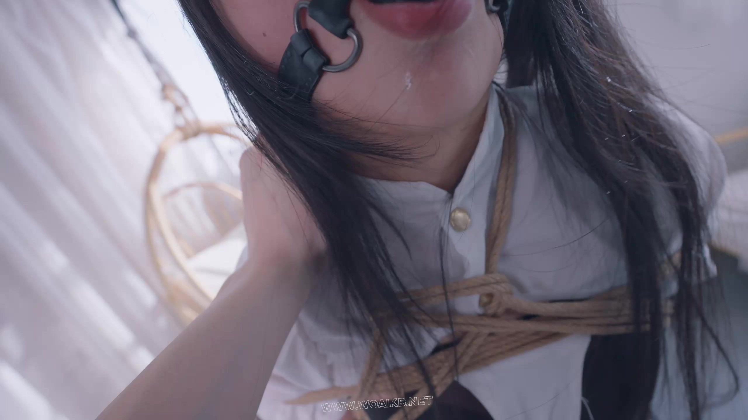 《惩罚堕落修女Ⅲ》抓住一只连体丝袜的美艳修女，固定在椅子上强行戴上假yang口球 预览图