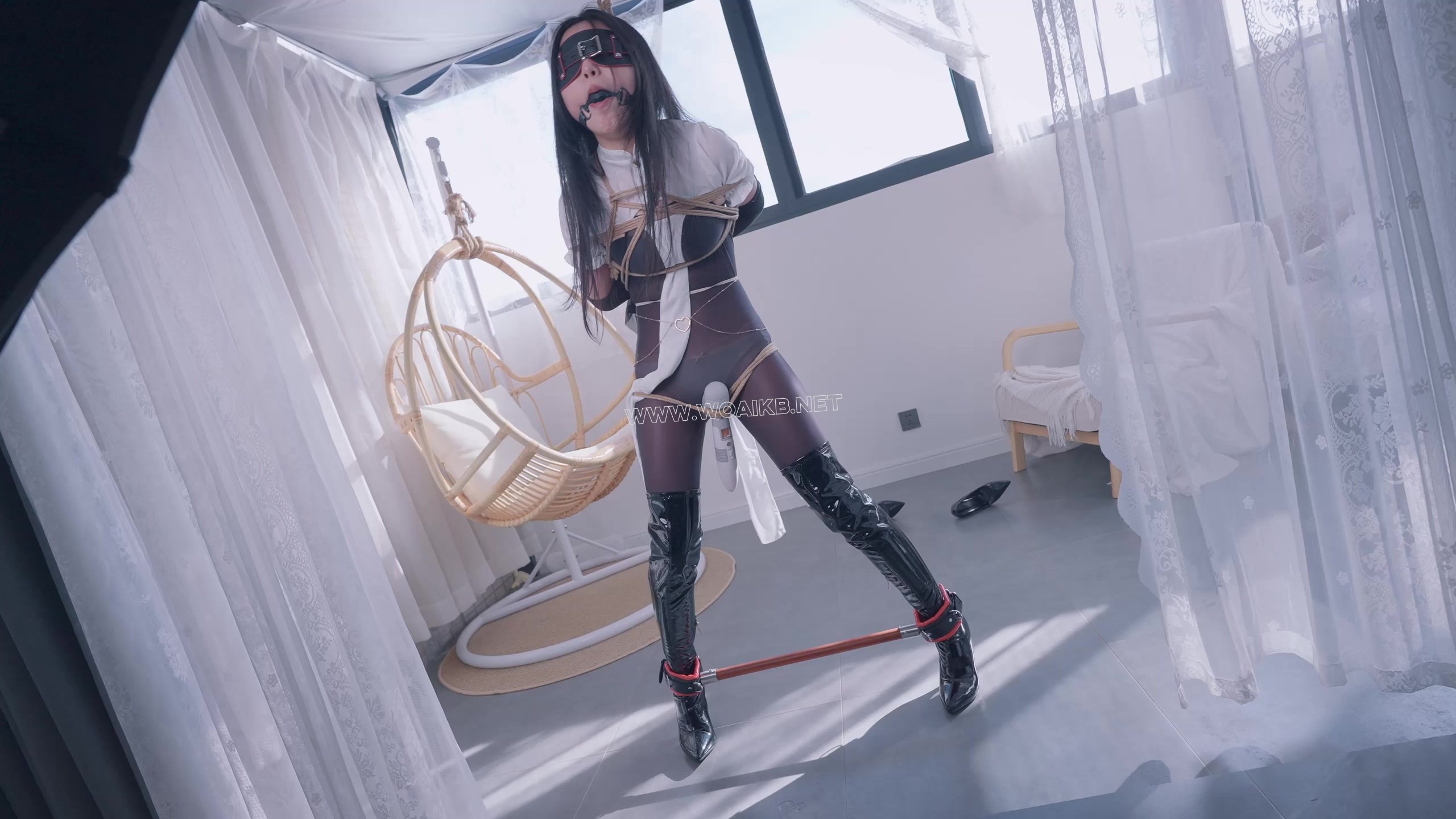 《惩罚堕落修女Ⅲ》抓住一只连体丝袜的美艳修女，固定在椅子上强行戴上假yang口球 预览图