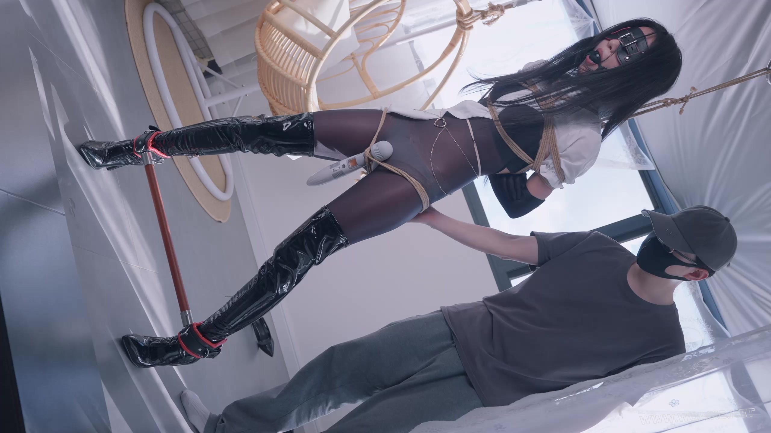 《惩罚堕落修女Ⅲ》抓住一只连体丝袜的美艳修女，固定在椅子上强行戴上假yang口球 预览图