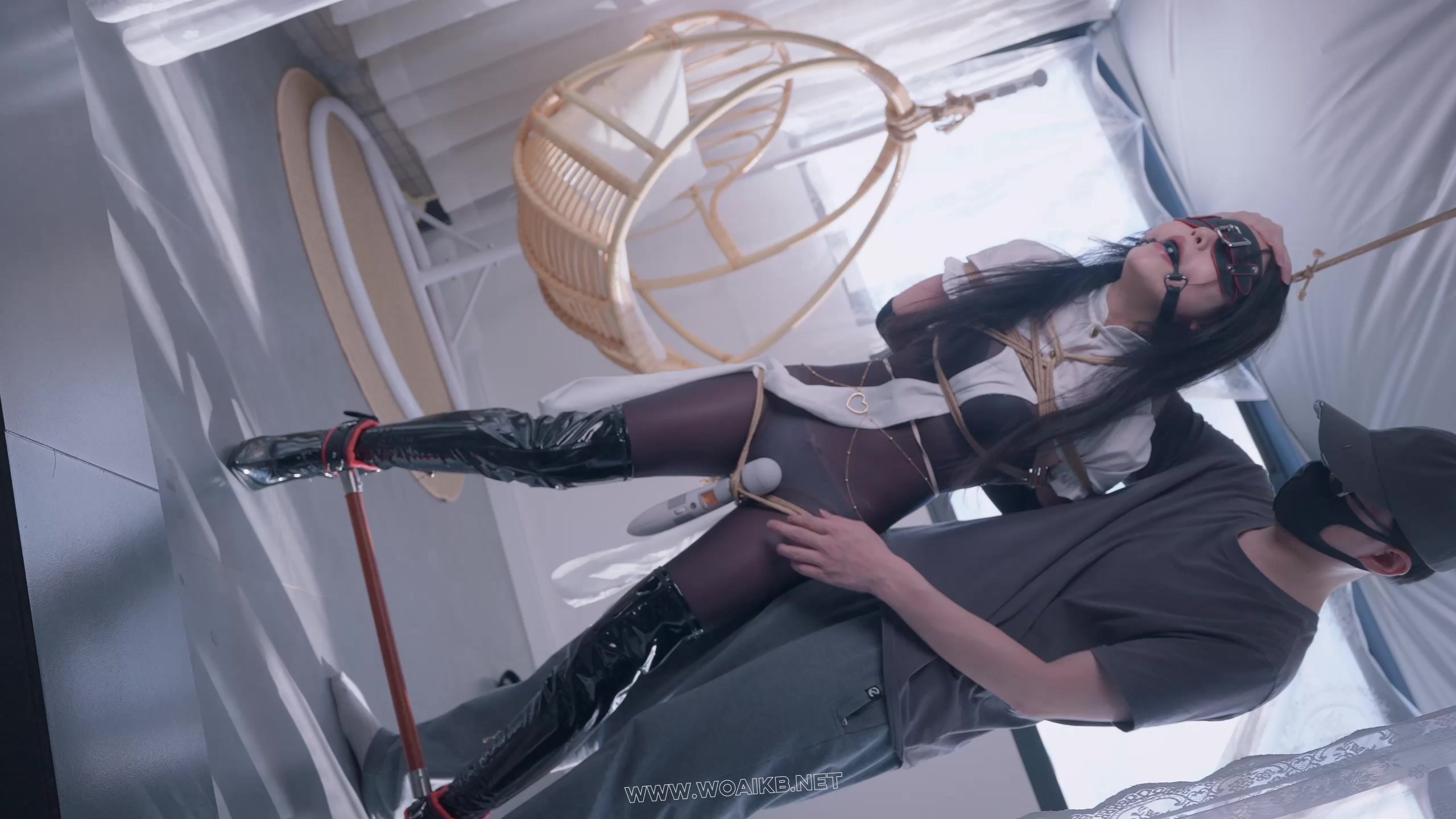《惩罚堕落修女Ⅲ》抓住一只连体丝袜的美艳修女，固定在椅子上强行戴上假yang口球 预览图