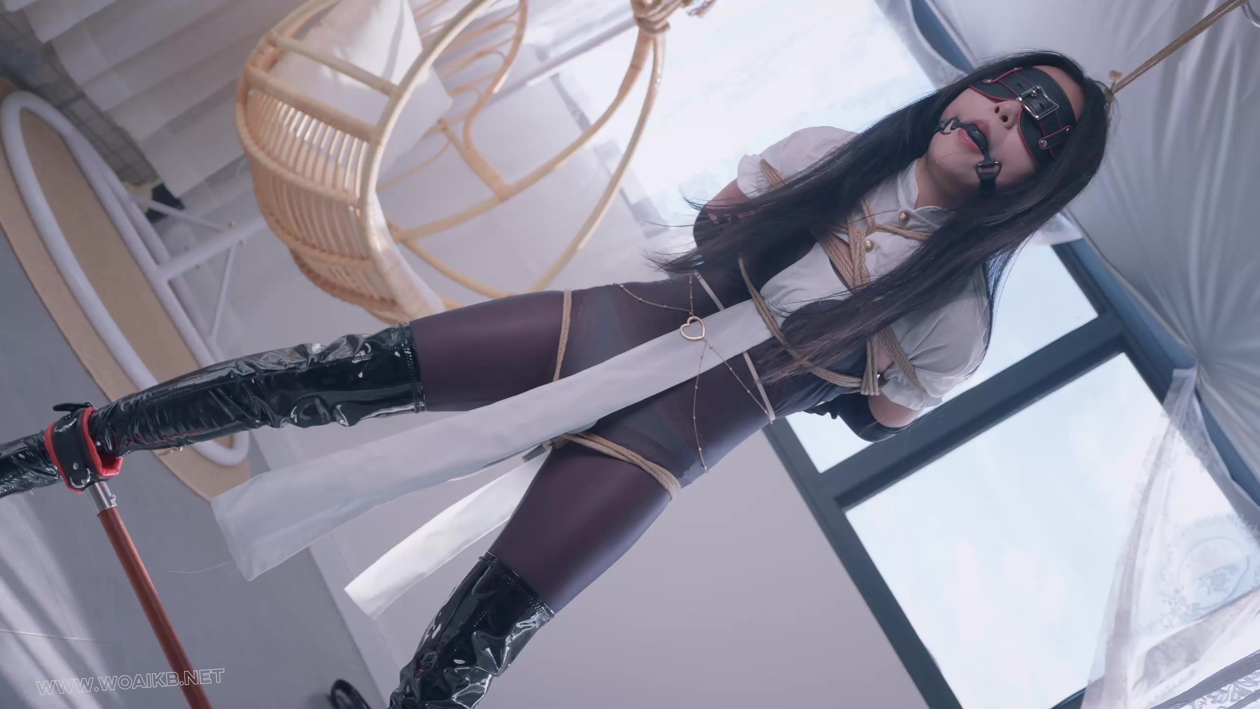 《惩罚堕落修女Ⅲ》抓住一只连体丝袜的美艳修女，固定在椅子上强行戴上假yang口球 预览图