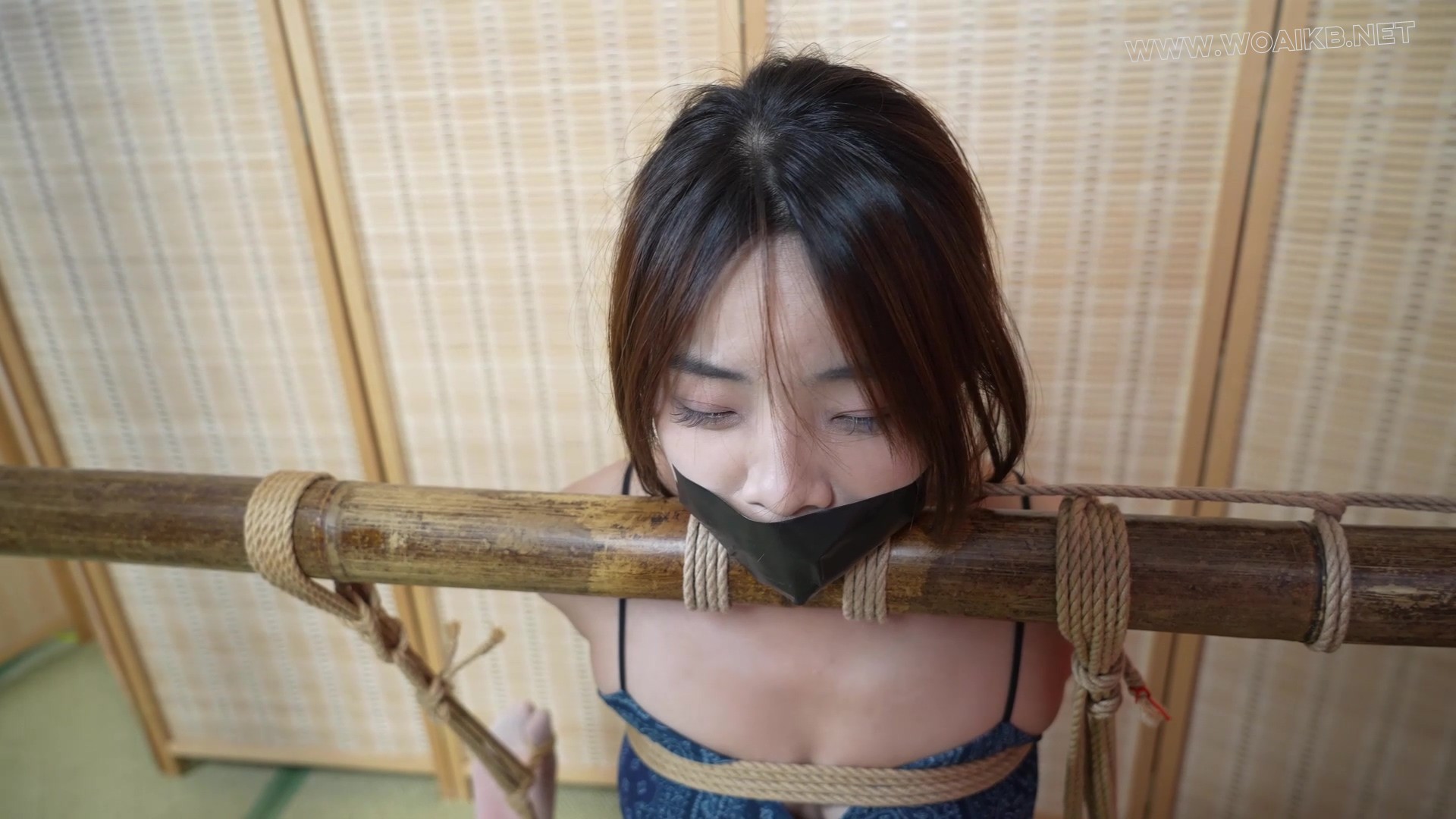 沉沉-颈缚放置，勒脚趾，震动，无助挣扎。 预览图