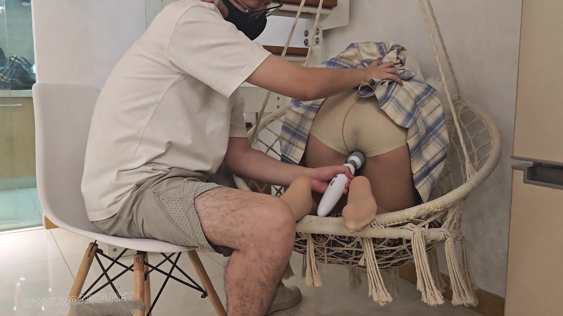 小依第十一集：无知少女被绑吊椅上玩弄，把她的脚做成“炮机”！脚缚玩具固定！驷 预览图