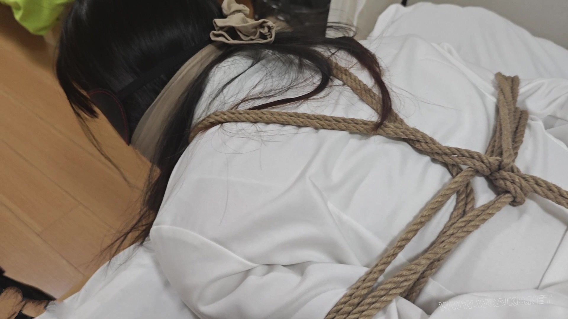 小依第十一集：无知少女被绑吊椅上玩弄，把她的脚做成“炮机”！脚缚玩具固定！驷 预览图