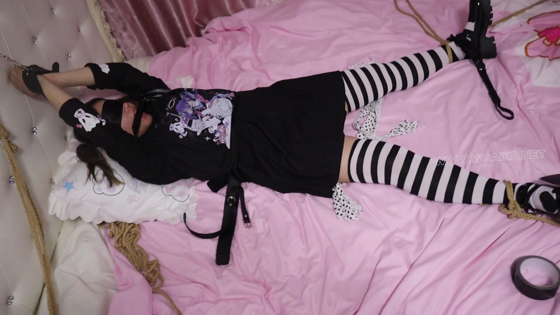 囚禁在惩罚中的美少女ViVi 双手高高吊起，小皮鞋黑白相间袜 玩弄身体 震 鞭 虐 脱… 封面图
