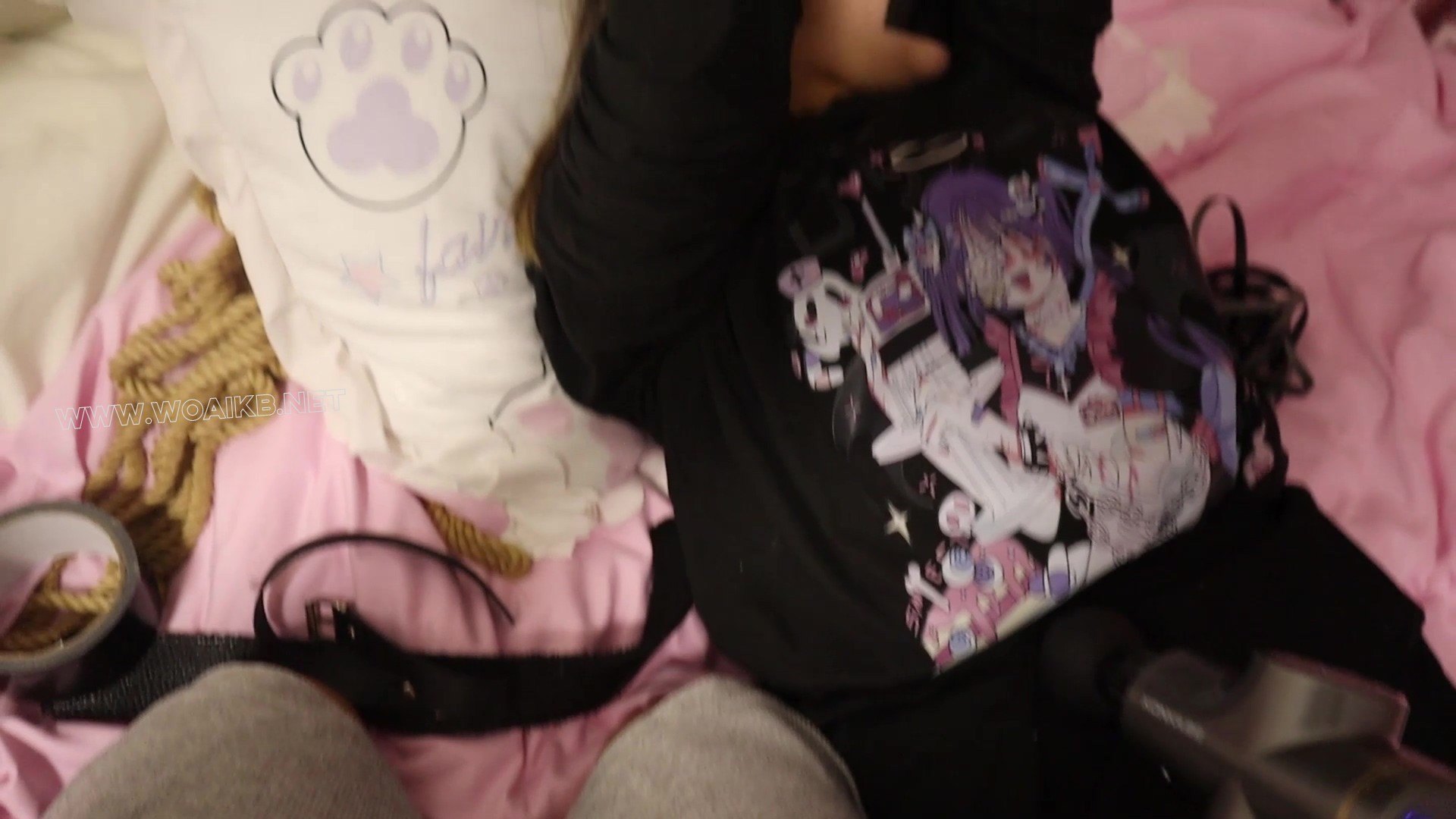 囚禁在惩罚中的美少女ViVi 双手高高吊起，小皮鞋黑白相间袜 玩弄身体 震 鞭 虐 脱 预览图