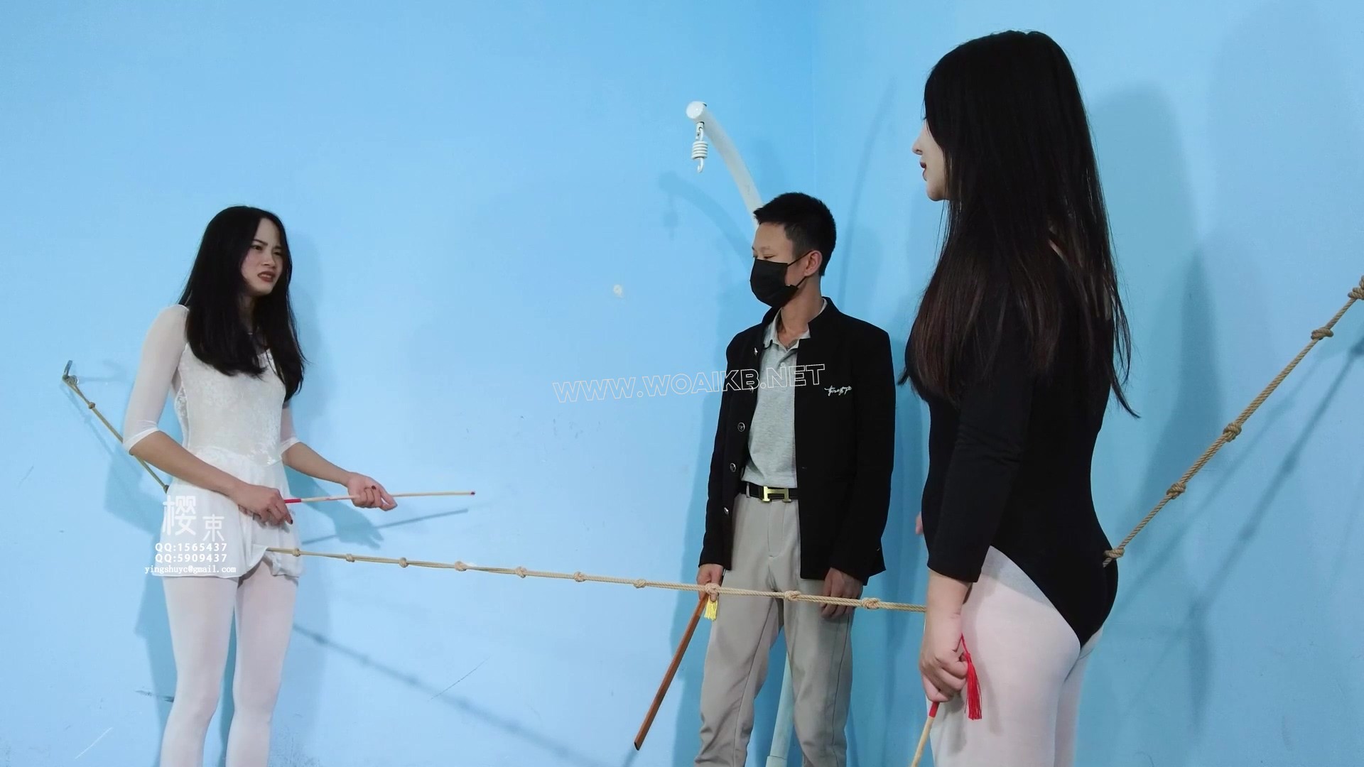 《石头剪刀布》老师让两个舞蹈生上绳上进行走绳训练！两人石头剪刀布谁输就要被对 预览图