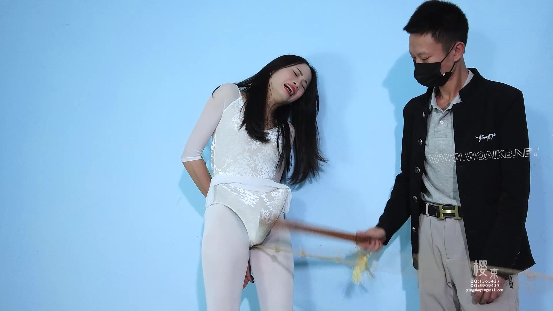 《石头剪刀布》老师让两个舞蹈生上绳上进行走绳训练！两人石头剪刀布谁输就要被对 预览图