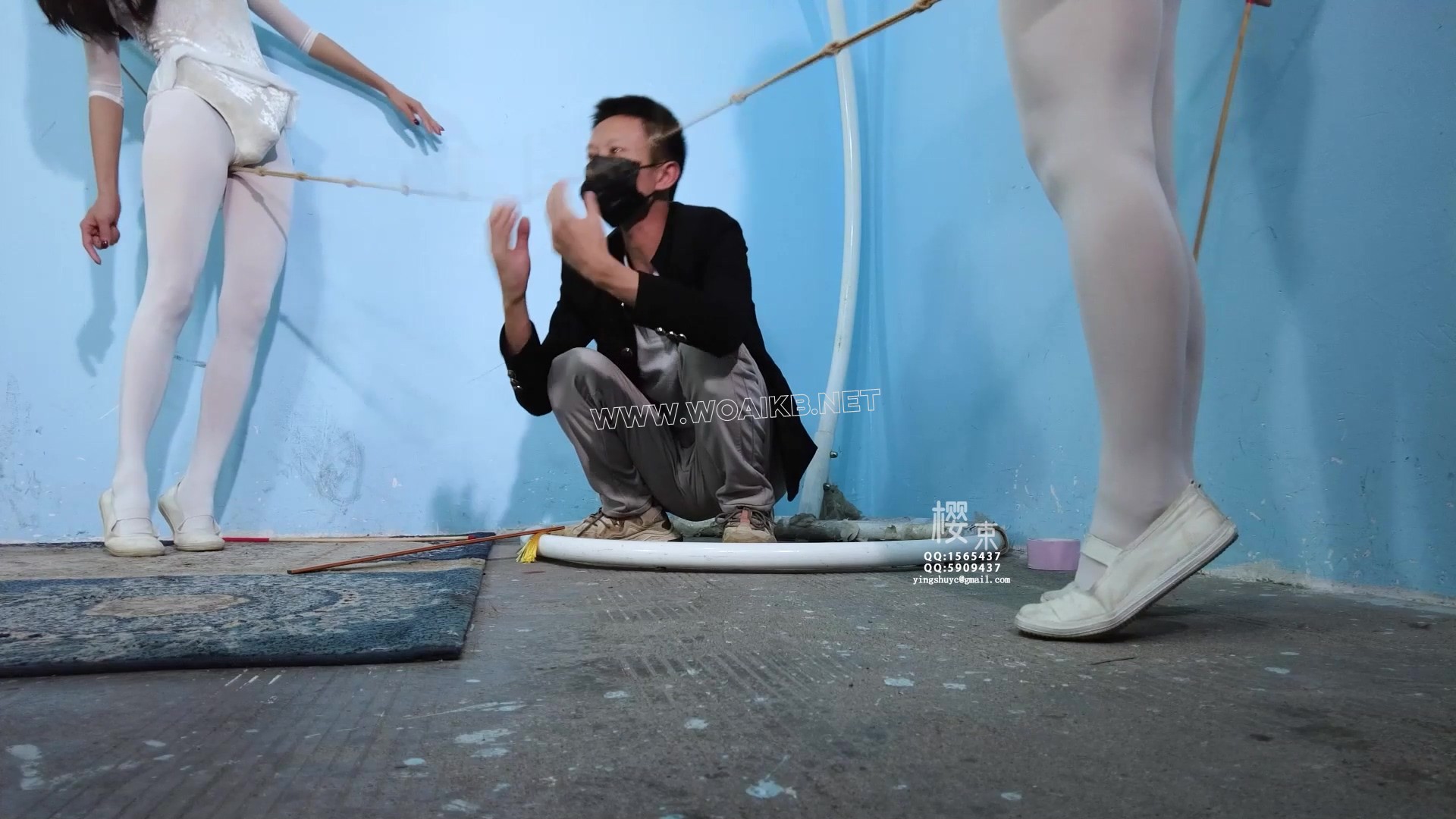 《石头剪刀布》老师让两个舞蹈生上绳上进行走绳训练！两人石头剪刀布谁输就要被对 预览图